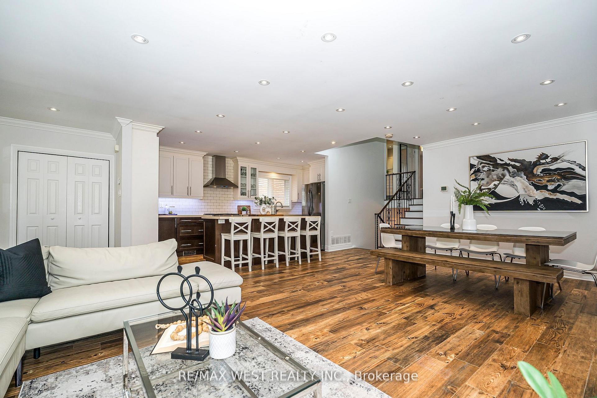 Photo 10 of 17 Forest Path Court, Etobicoke, Thistletown-Beaumonde Heights — HOMEH