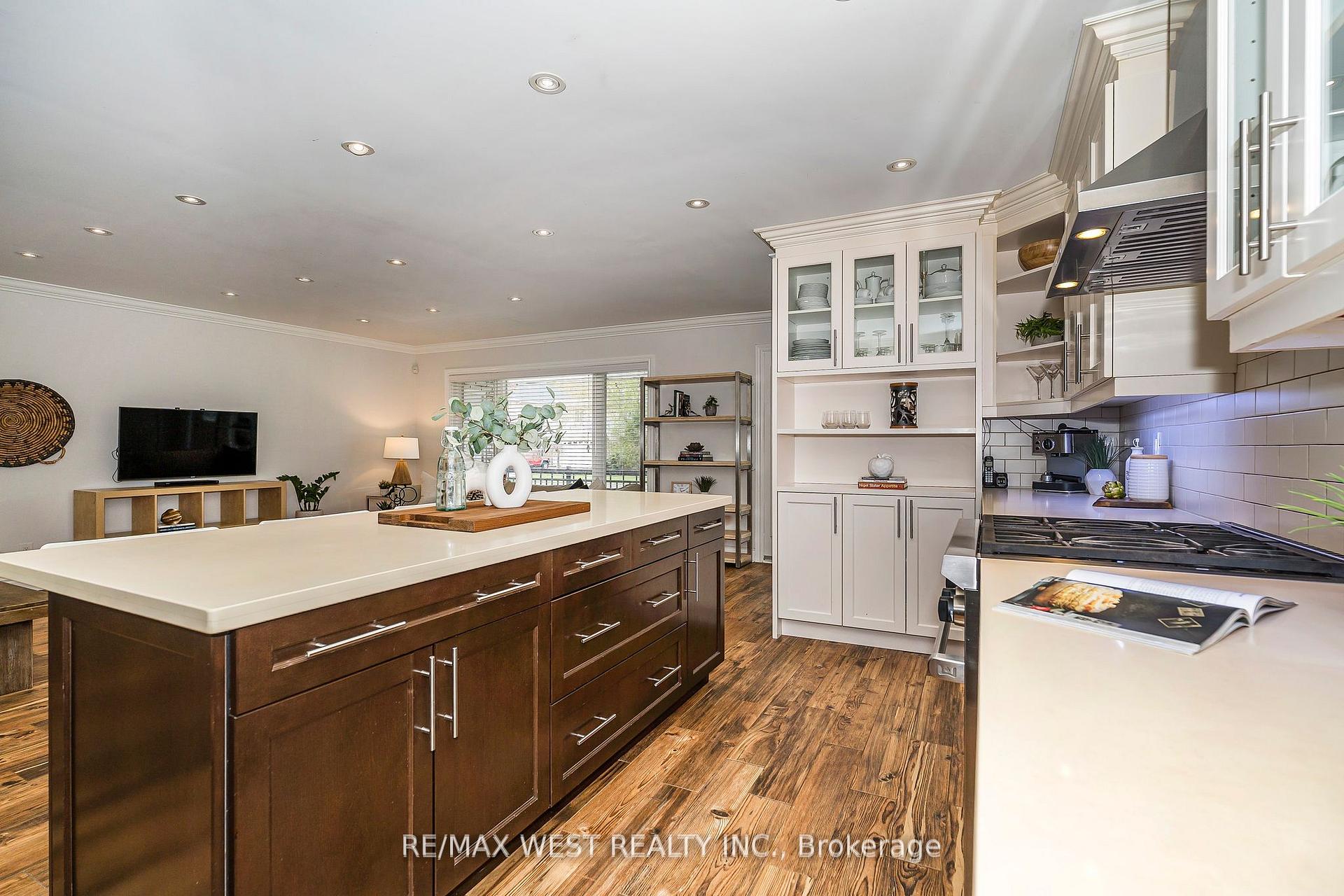 Photo 14 of 17 Forest Path Court, Etobicoke, Thistletown-Beaumonde Heights — HOMEH