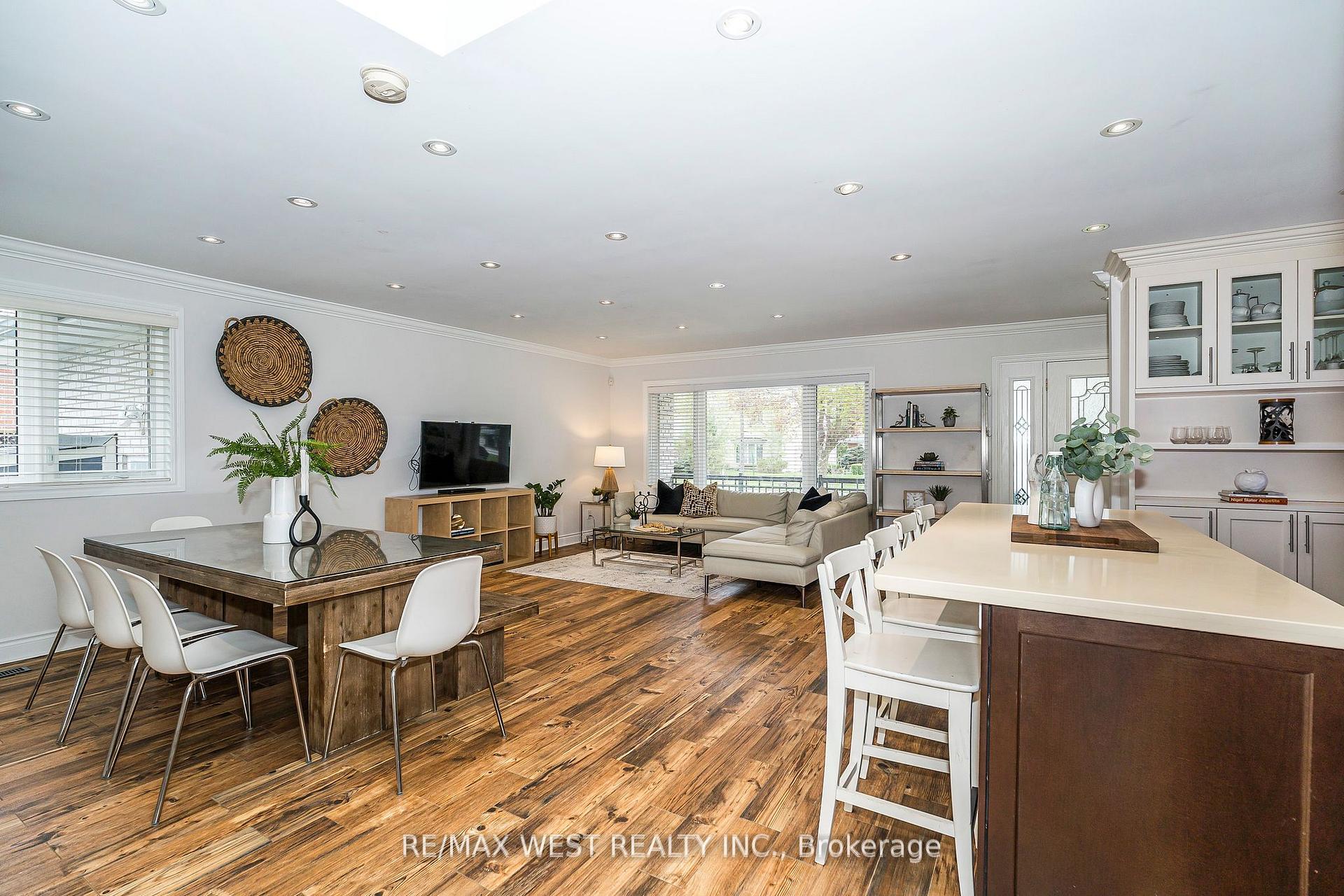Photo 15 of 17 Forest Path Court, Etobicoke, Thistletown-Beaumonde Heights — HOMEH