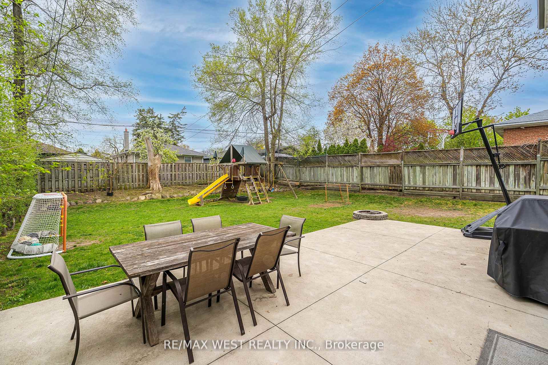 Photo 32 of 17 Forest Path Court, Etobicoke, Thistletown-Beaumonde Heights — HOMEH