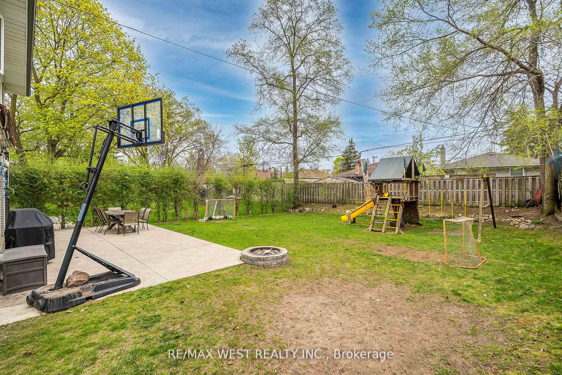 Photo 33 of 17 Forest Path Court, Etobicoke, Thistletown-Beaumonde Heights — HOMEH