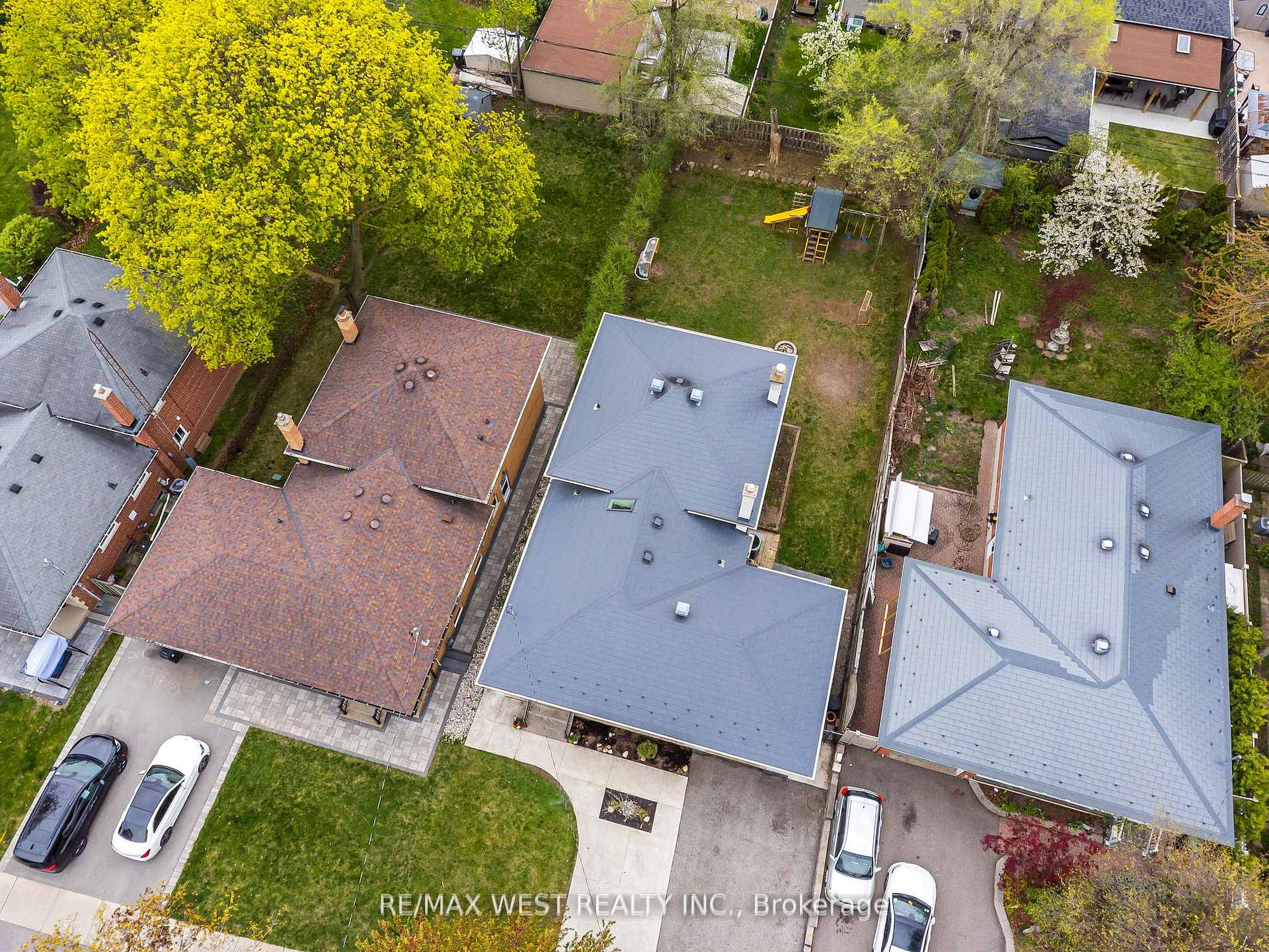 Photo 35 of 17 Forest Path Court, Etobicoke, Thistletown-Beaumonde Heights — HOMEH