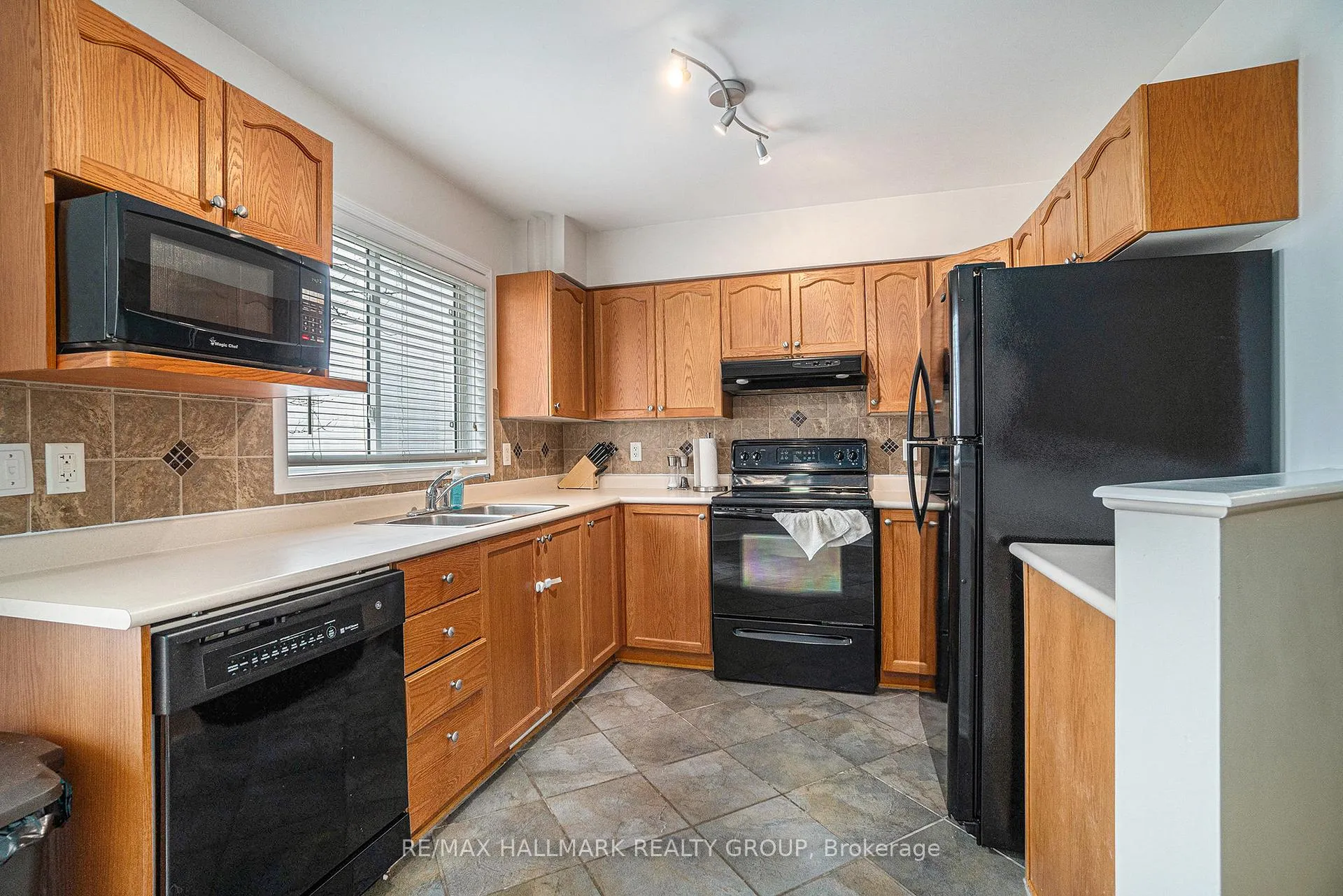 Photo 6 of 393 Wiffen Private, Ottawa, Westcliffe Estates — HOMEH
