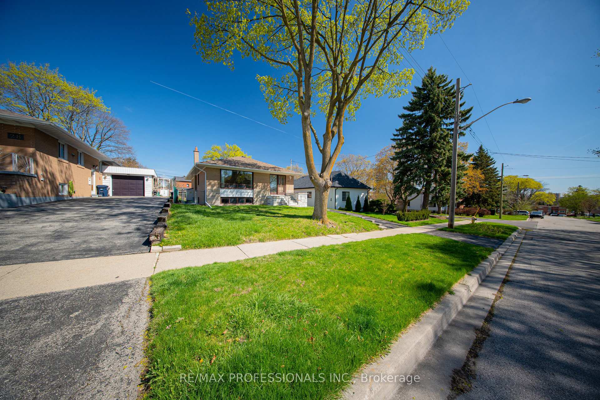 Photo 2 of 26 Crane Avenue, Etobicoke, Humber Heights — HOMEH