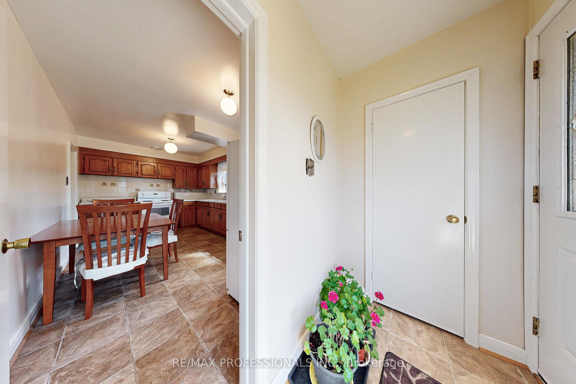 Photo 36 of 26 Crane Avenue, Etobicoke, Humber Heights — HOMEH