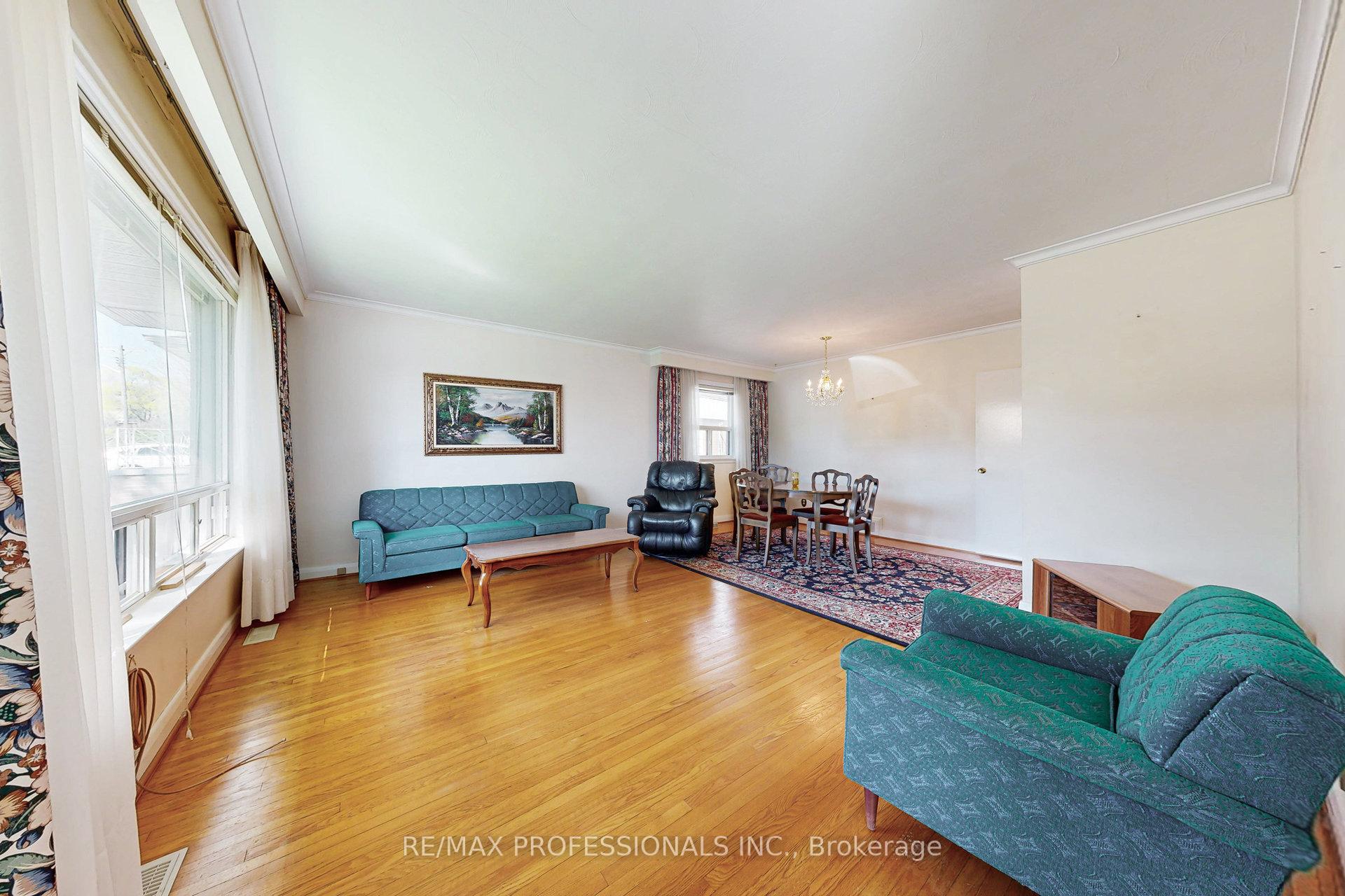Photo 4 of 26 Crane Avenue, Etobicoke, Humber Heights — HOMEH