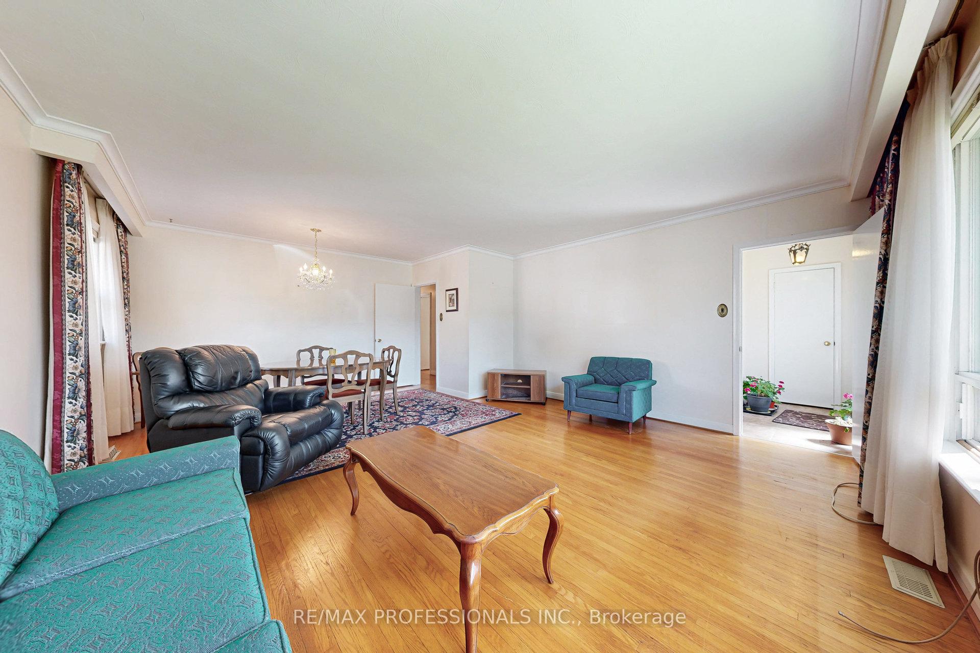Photo 3 of 26 Crane Avenue, Etobicoke, Humber Heights — HOMEH