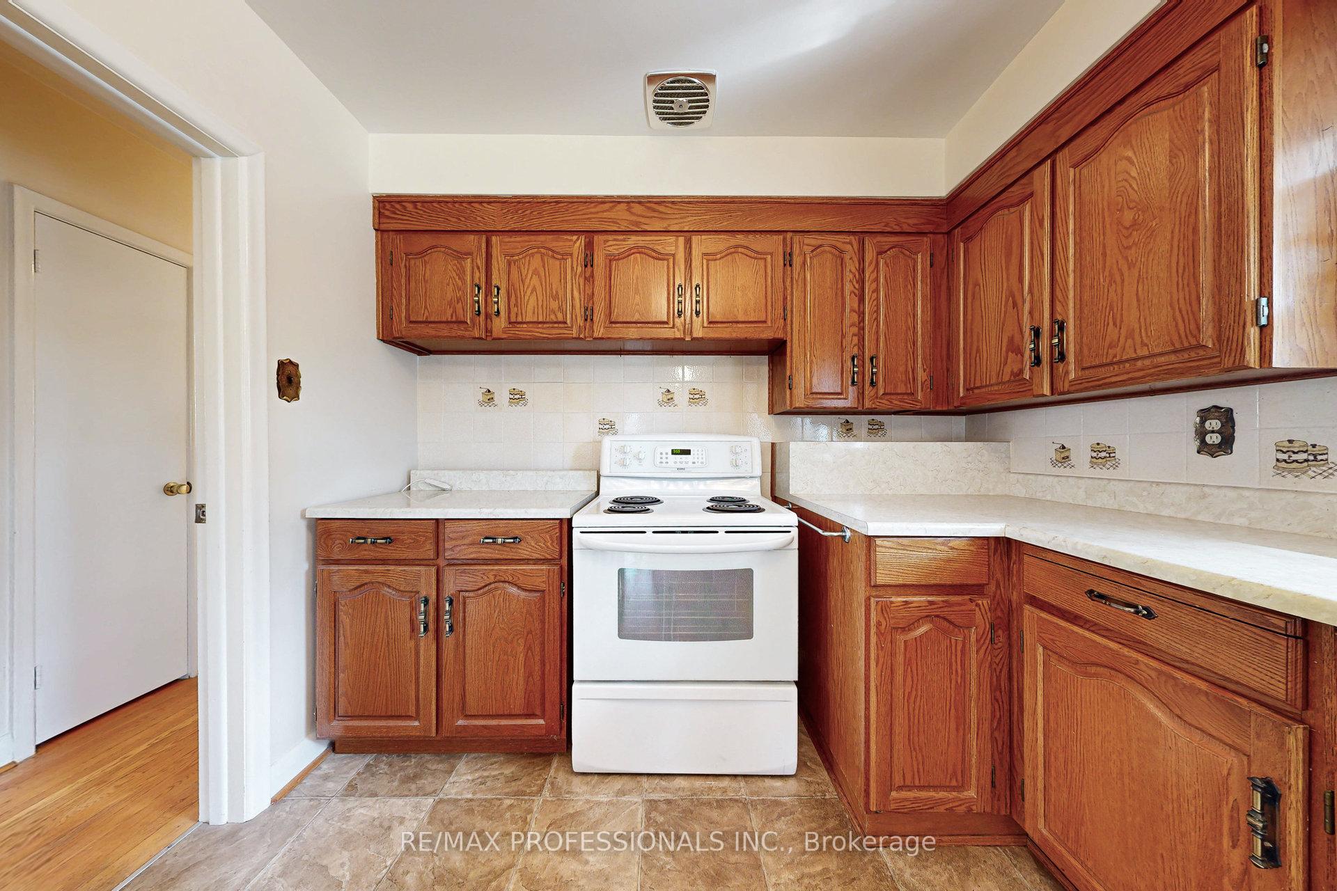 Photo 10 of 26 Crane Avenue, Etobicoke, Humber Heights — HOMEH