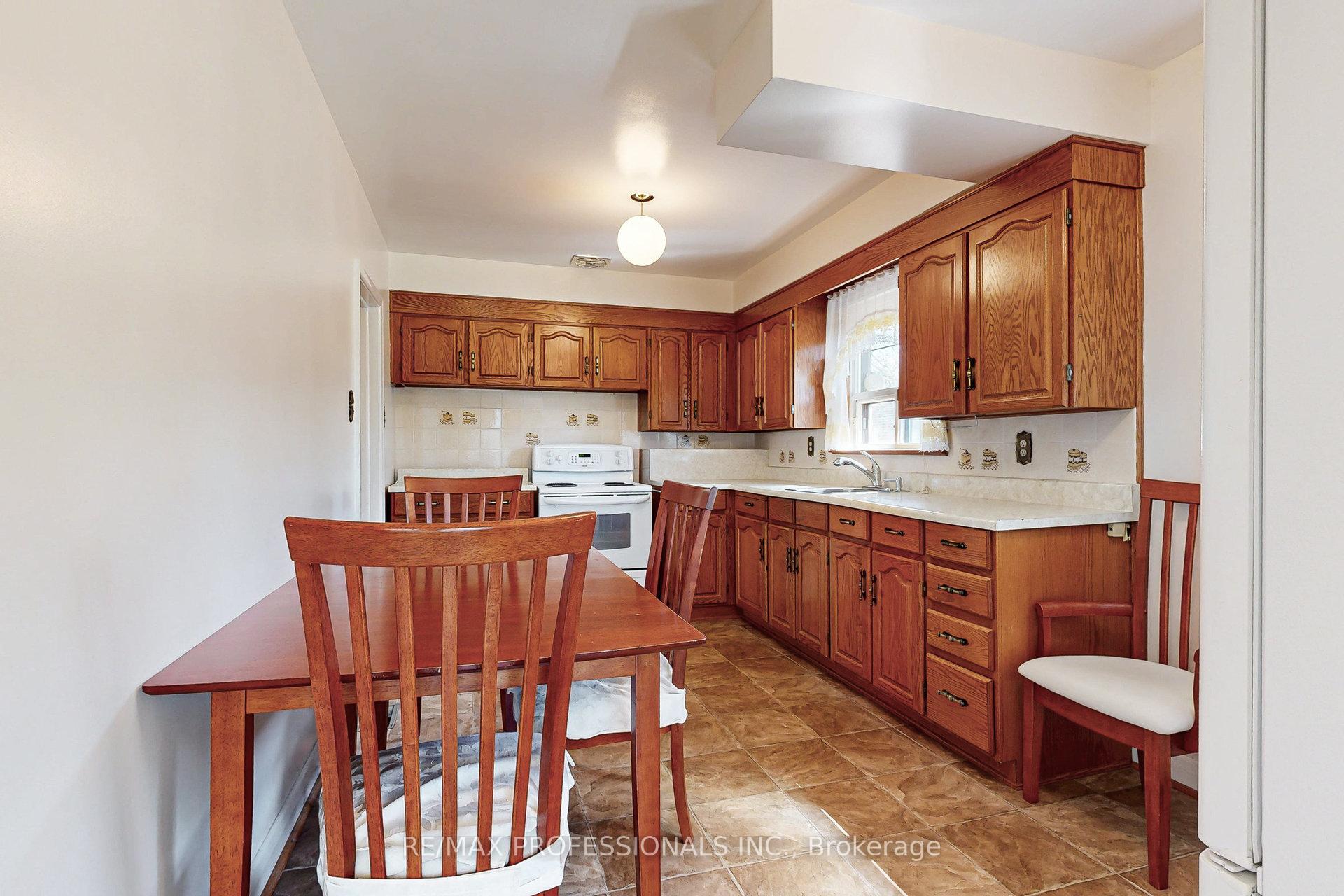 Photo 9 of 26 Crane Avenue, Etobicoke, Humber Heights — HOMEH