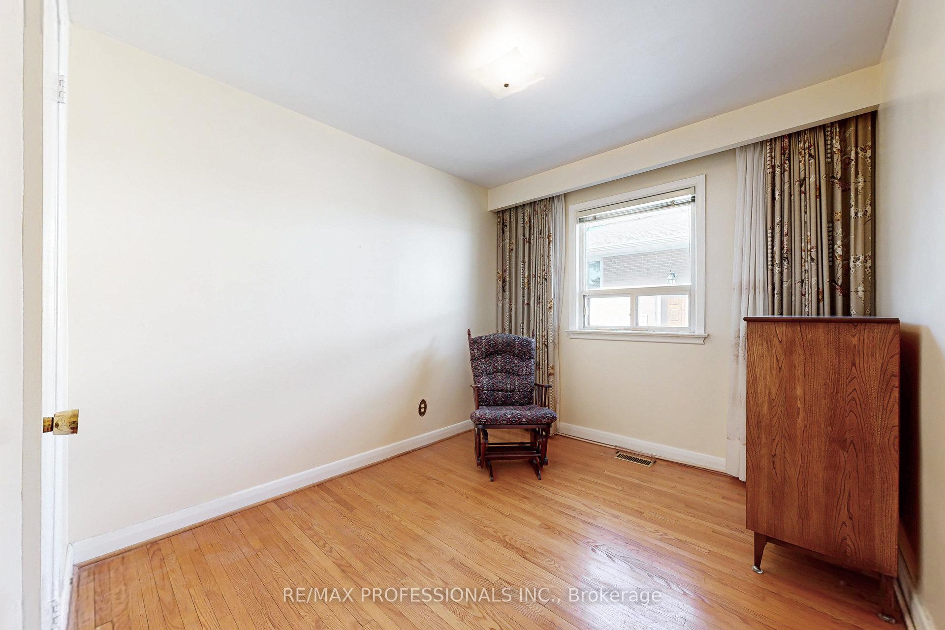 Photo 17 of 26 Crane Avenue, Etobicoke, Humber Heights — HOMEH