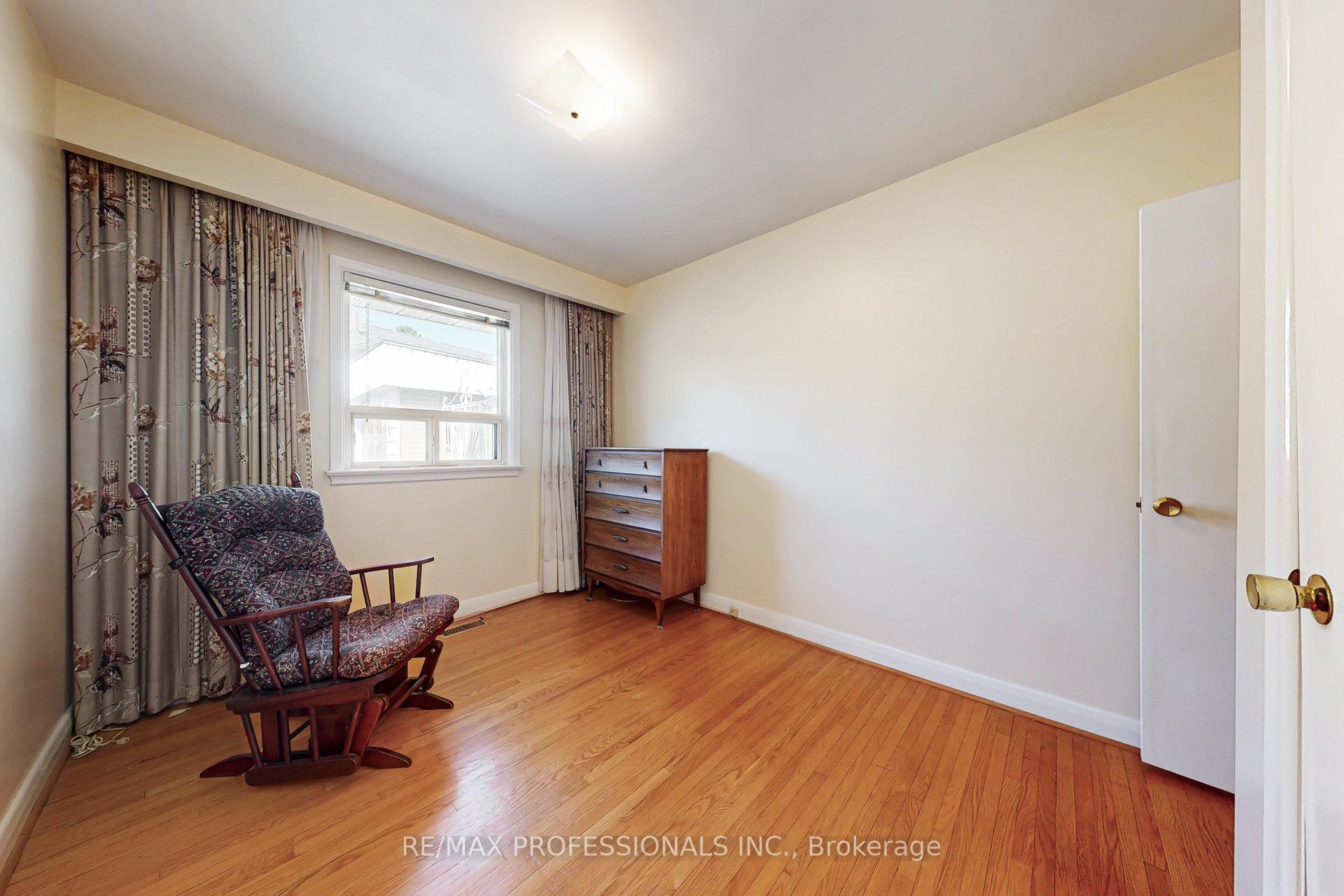 Photo 14 of 26 Crane Avenue, Etobicoke, Humber Heights — HOMEH