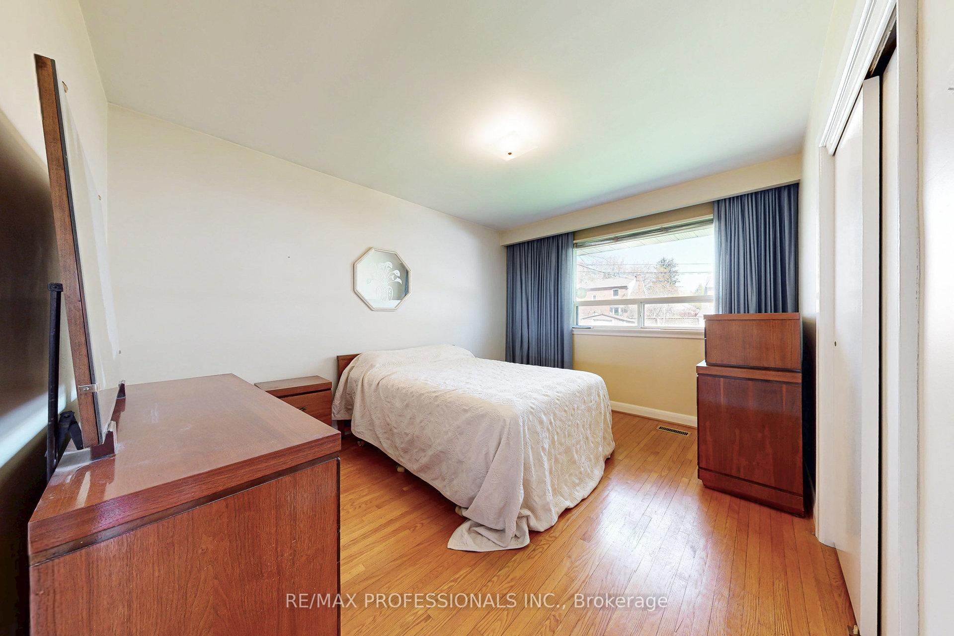 Photo 13 of 26 Crane Avenue, Etobicoke, Humber Heights — HOMEH