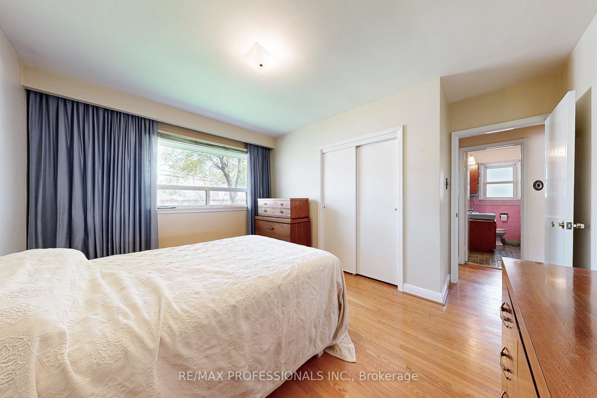 Photo 12 of 26 Crane Avenue, Etobicoke, Humber Heights — HOMEH
