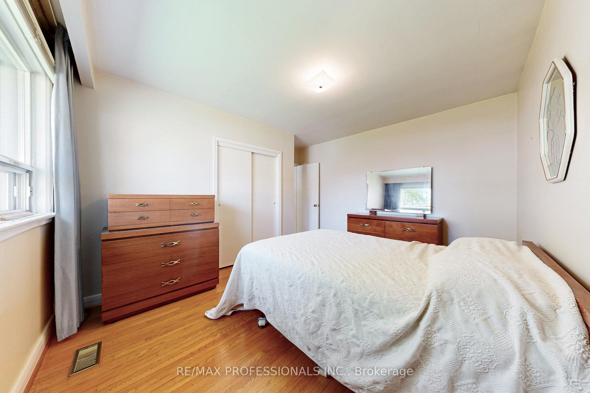 Photo 16 of 26 Crane Avenue, Etobicoke, Humber Heights — HOMEH