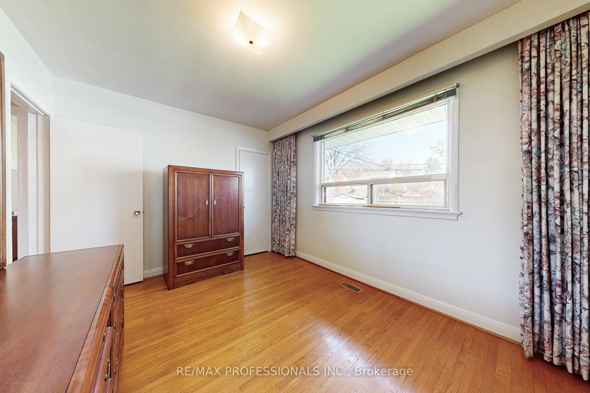 Photo 22 of 26 Crane Avenue, Etobicoke, Humber Heights — HOMEH