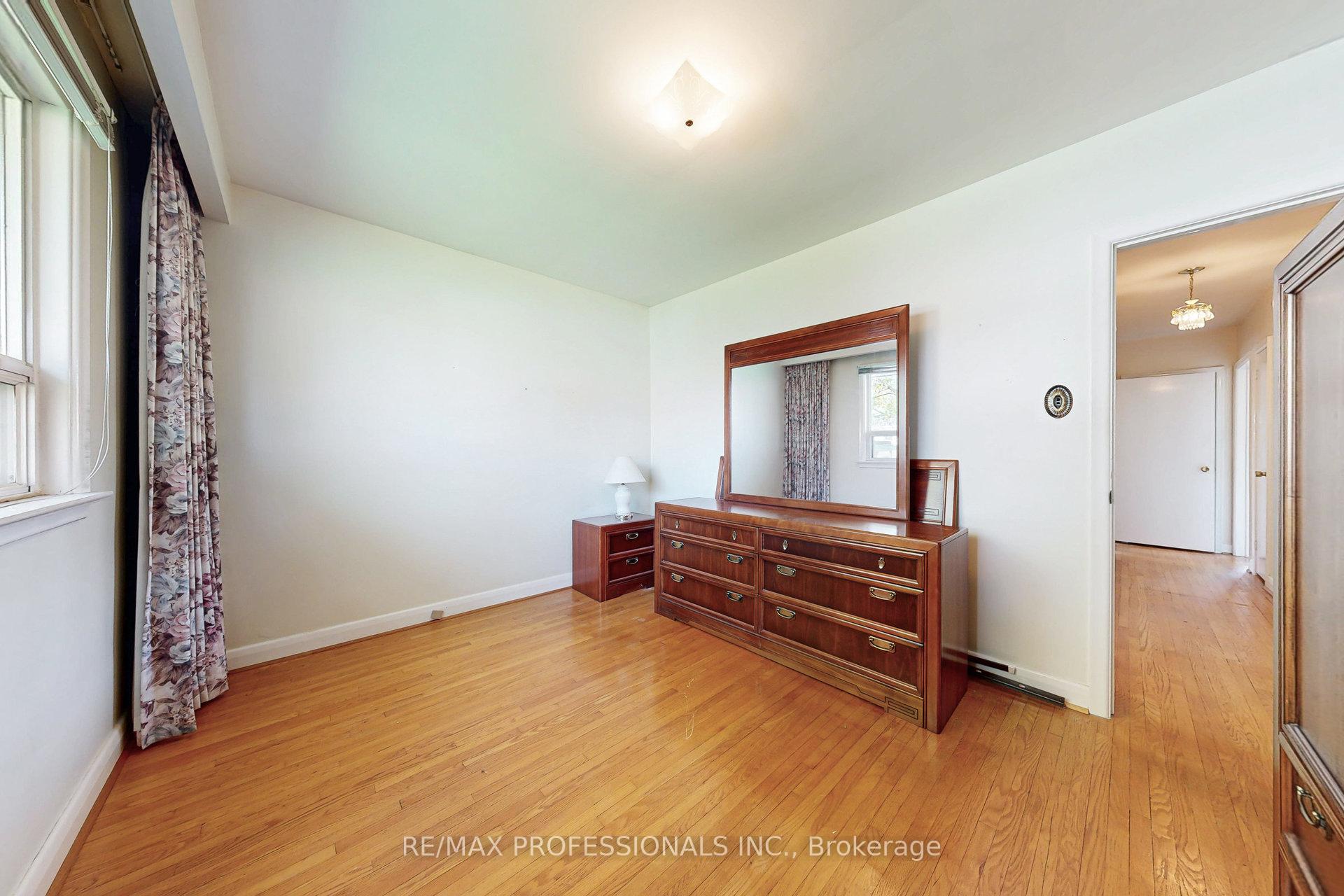 Photo 15 of 26 Crane Avenue, Etobicoke, Humber Heights — HOMEH