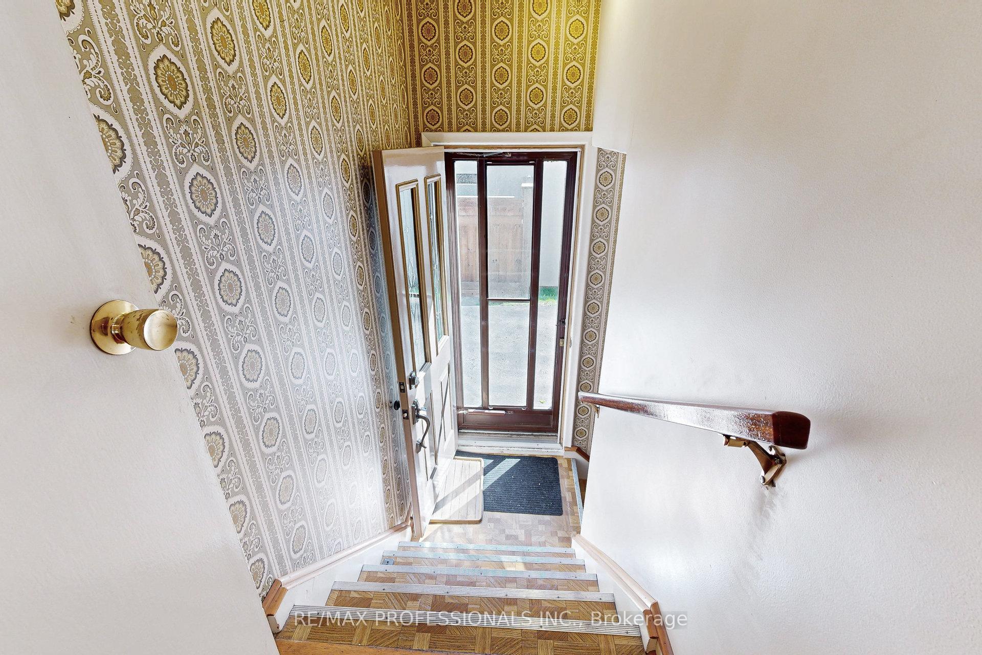Photo 19 of 26 Crane Avenue, Etobicoke, Humber Heights — HOMEH