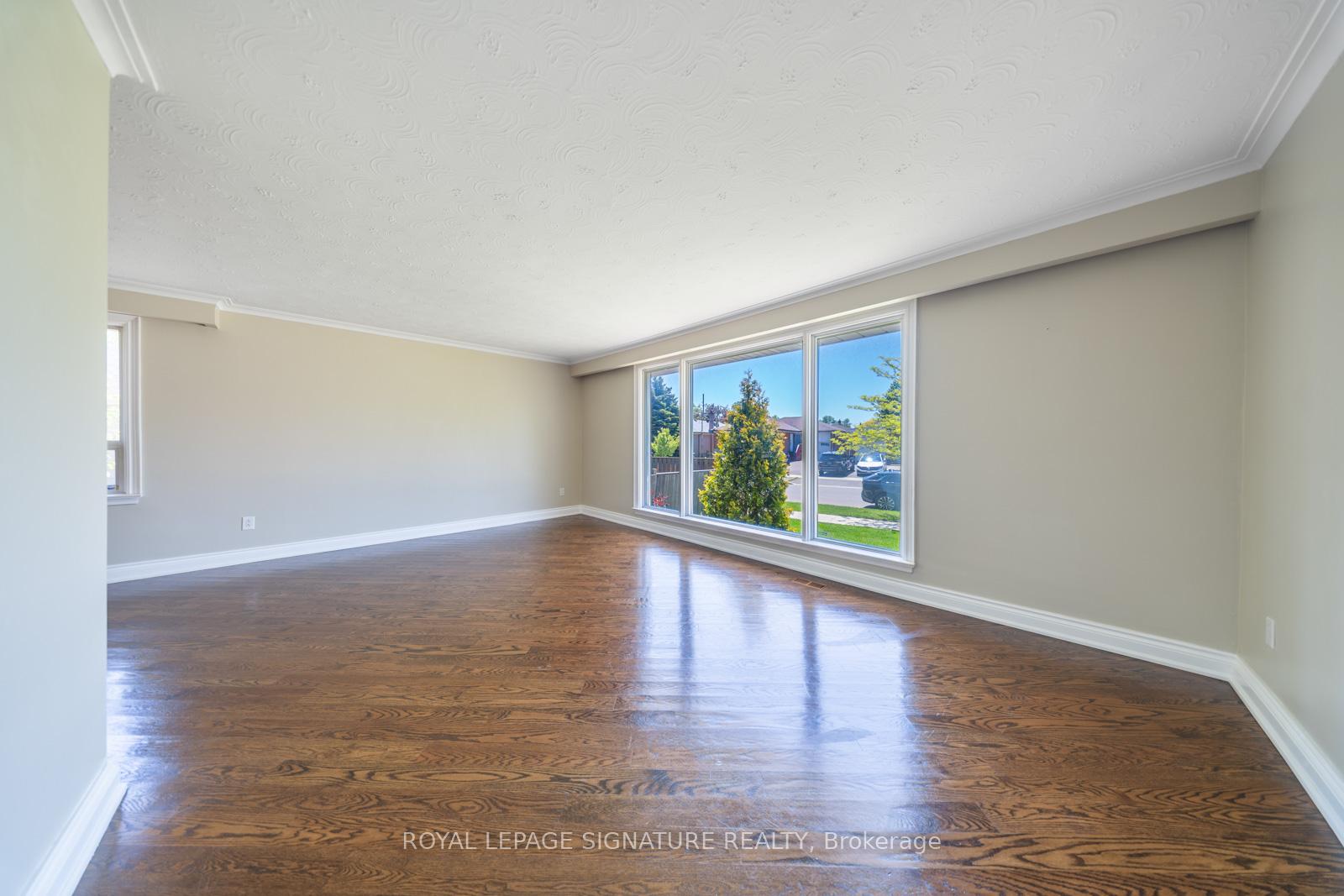 Photo 9 of 50 Dittmer Crescent, Etobicoke, West Humber-Clairville — HOMEH