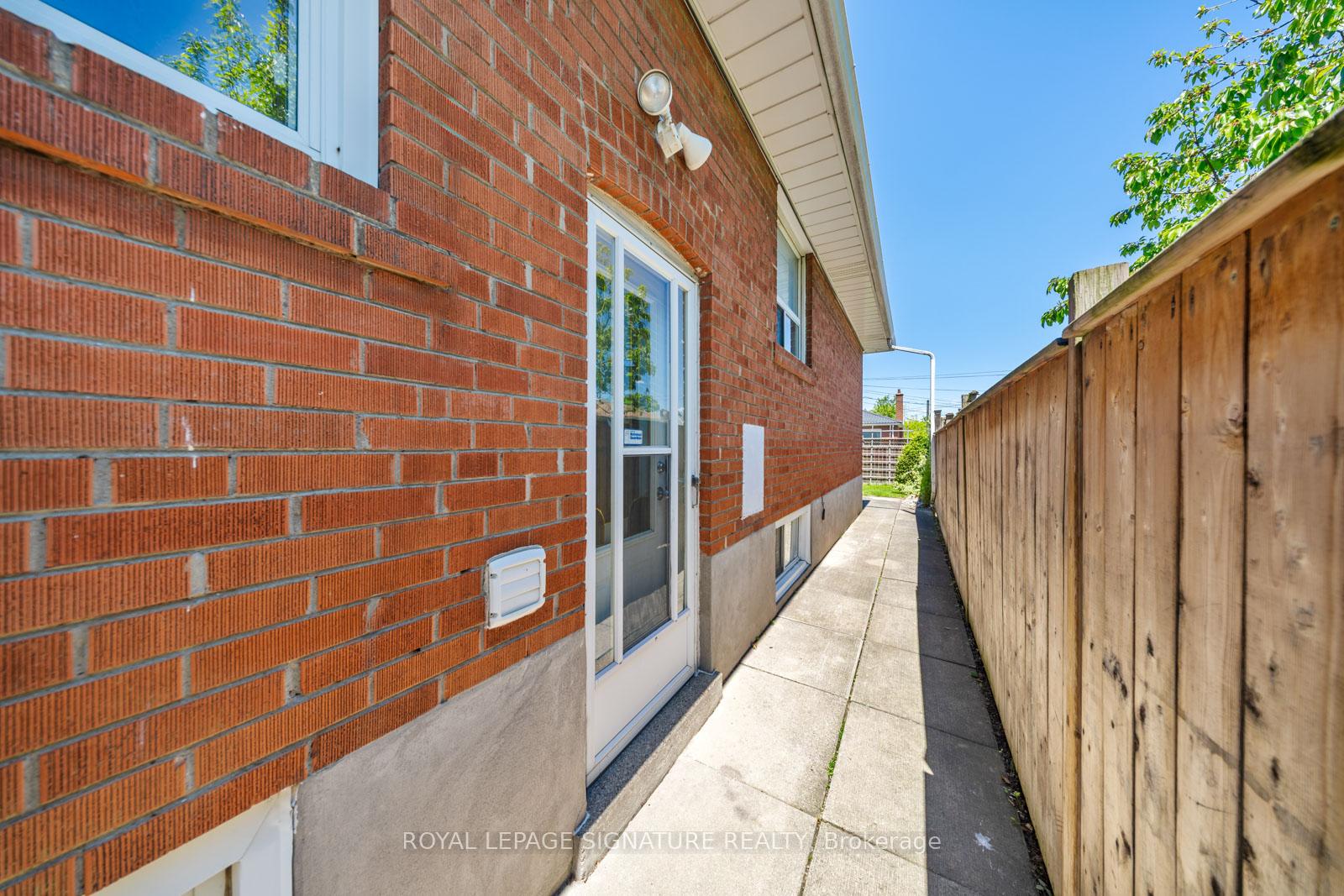 Photo 31 of 50 Dittmer Crescent, Etobicoke, West Humber-Clairville — HOMEH