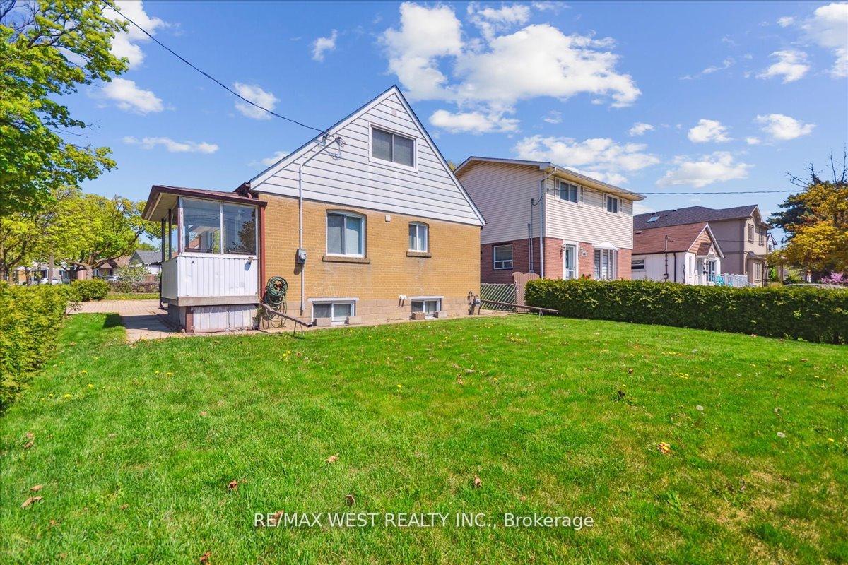 Photo 6 of 1 Huntsmoor Road, Etobicoke, Elms-Old Rexdale — HOMEH
