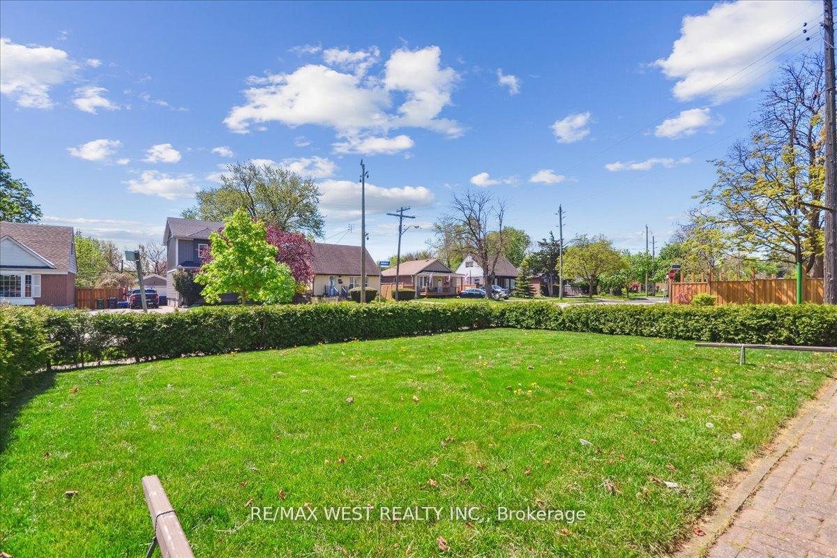 Photo 5 of 1 Huntsmoor Road, Etobicoke, Elms-Old Rexdale — HOMEH