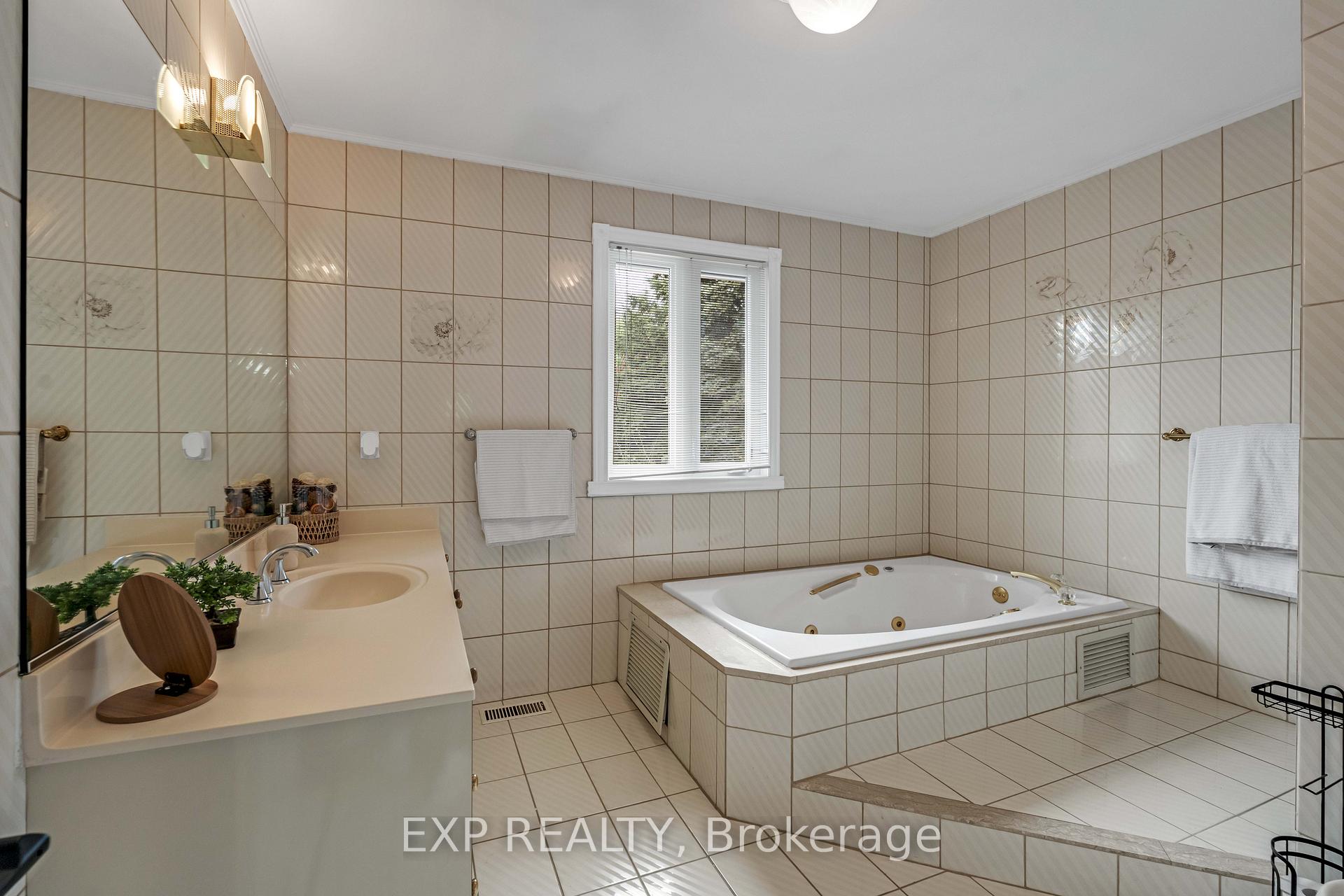 Photo 12 of 6 Edgebrook Drive, Etobicoke, Thistletown-Beaumonde Heights — HOMEH