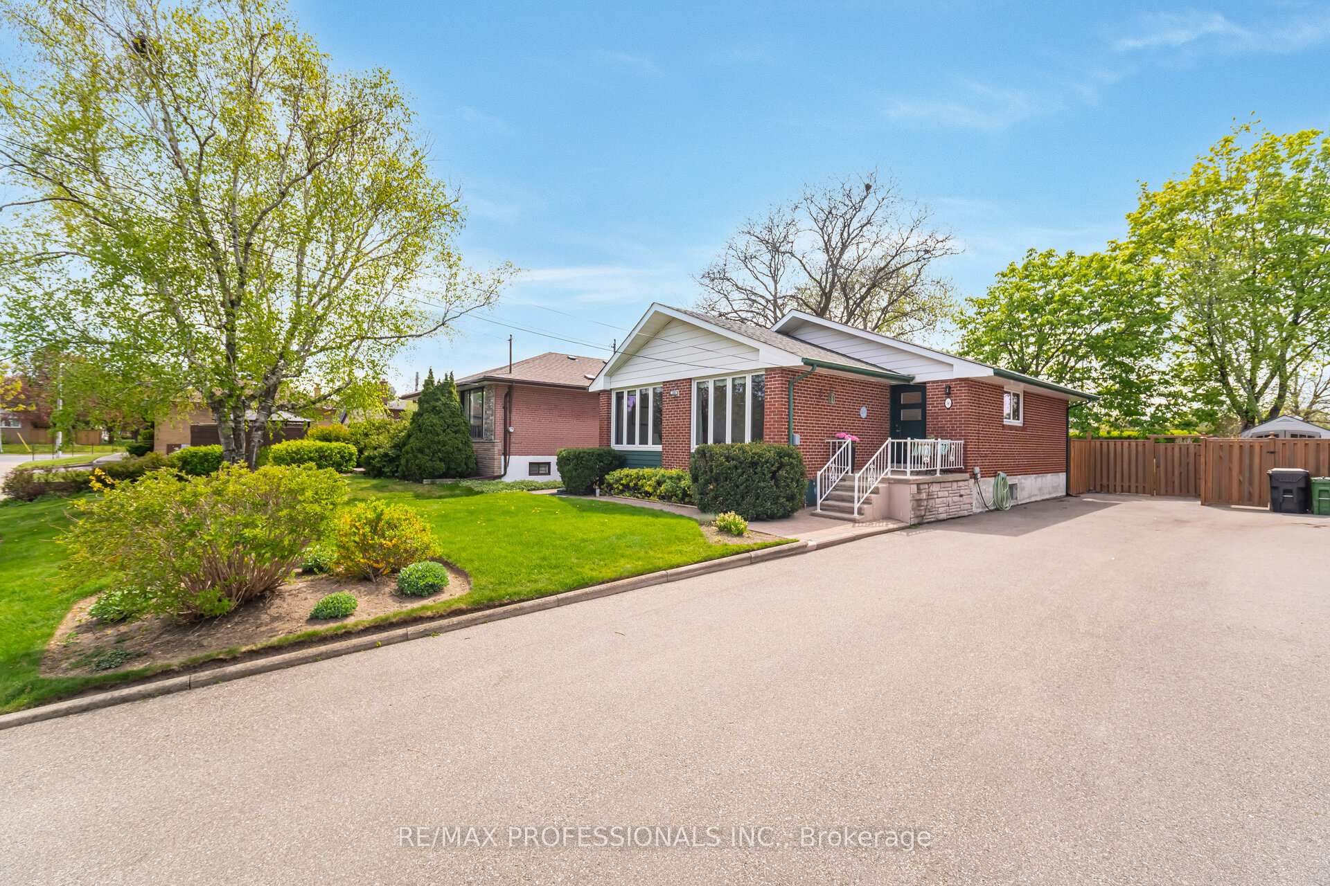 Photo 3 of 36 Templar Drive, Etobicoke, Kingsview Village-The Westway — HOMEH