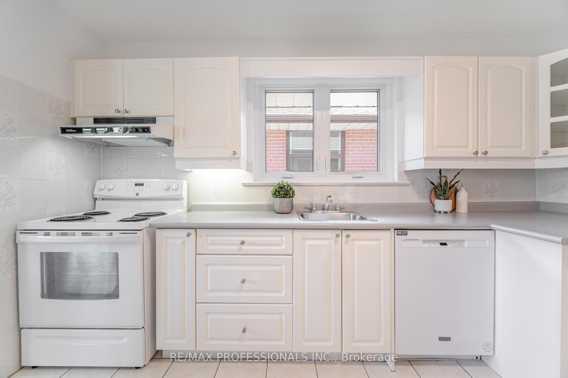 Photo 14 of 36 Templar Drive, Etobicoke, Kingsview Village-The Westway — HOMEH