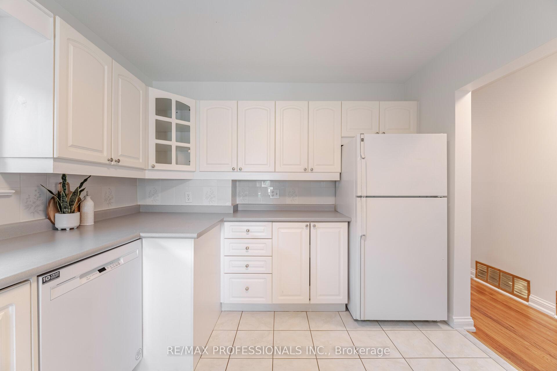 Photo 15 of 36 Templar Drive, Etobicoke, Kingsview Village-The Westway — HOMEH