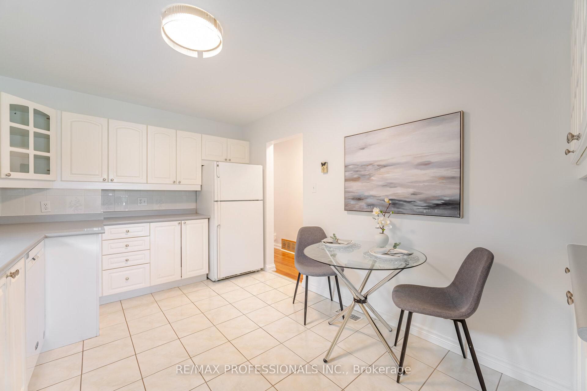 Photo 16 of 36 Templar Drive, Etobicoke, Kingsview Village-The Westway — HOMEH