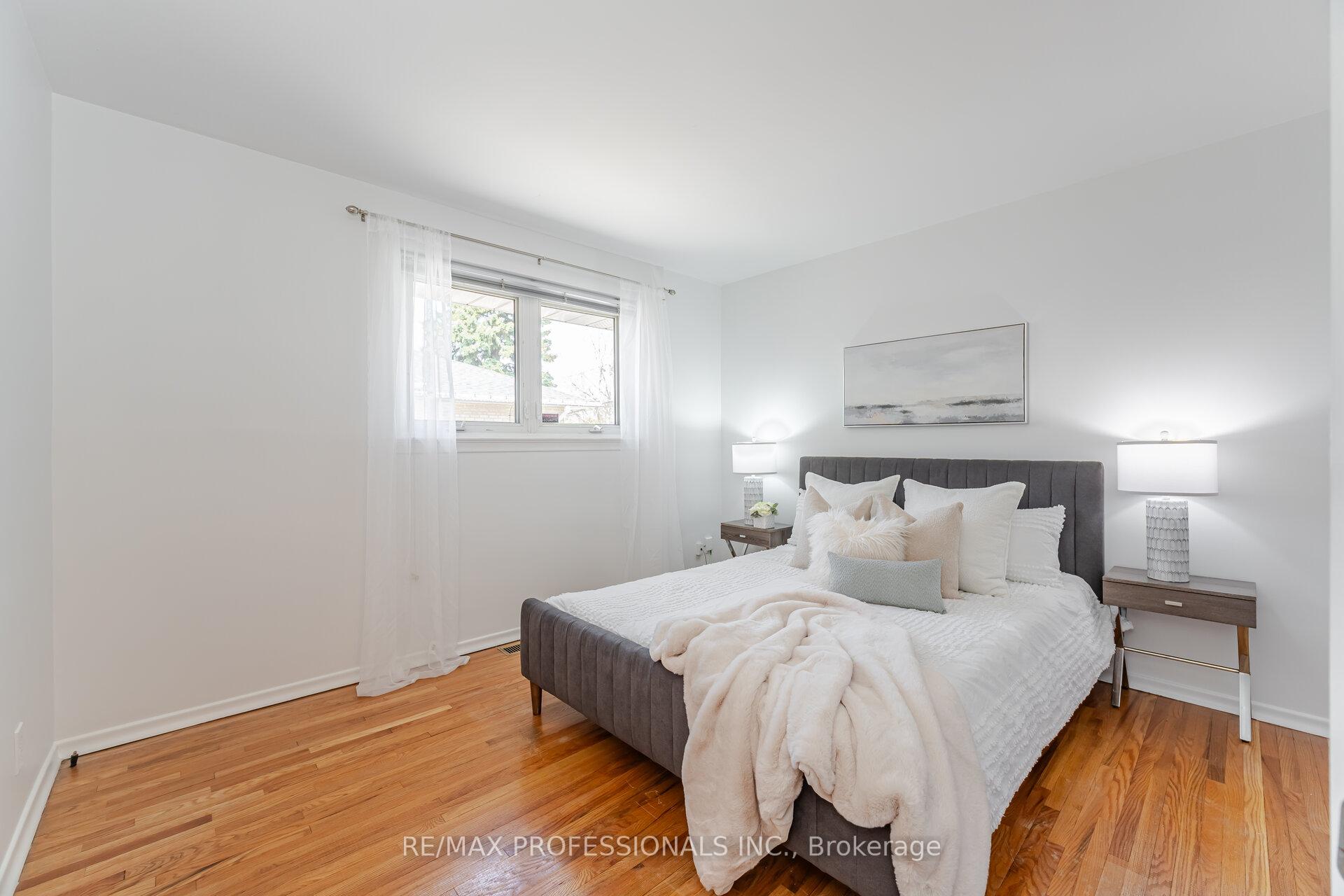 Photo 17 of 36 Templar Drive, Etobicoke, Kingsview Village-The Westway — HOMEH