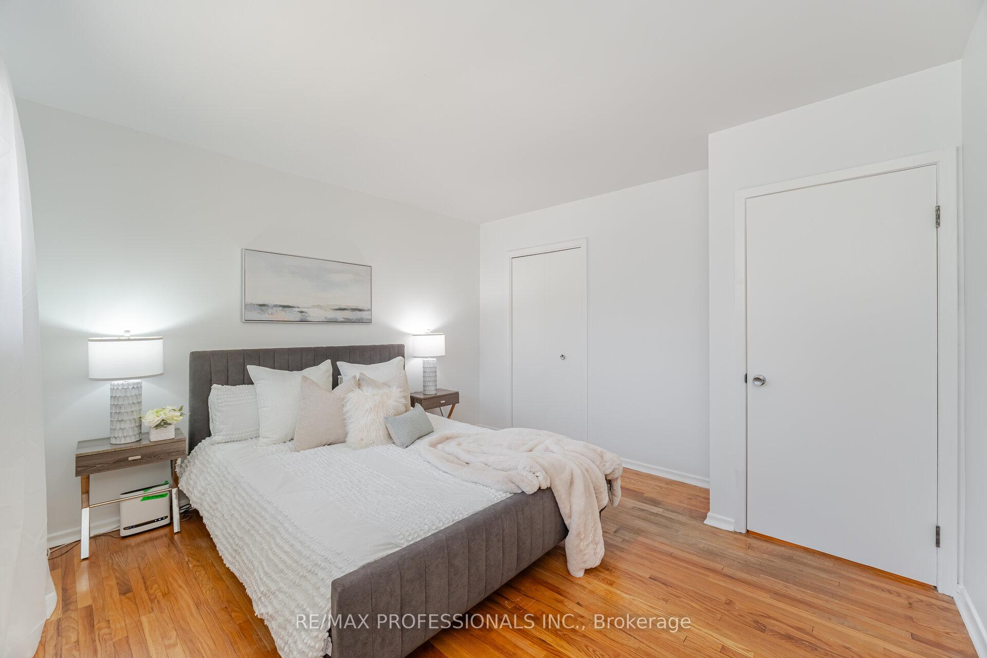 Photo 18 of 36 Templar Drive, Etobicoke, Kingsview Village-The Westway — HOMEH