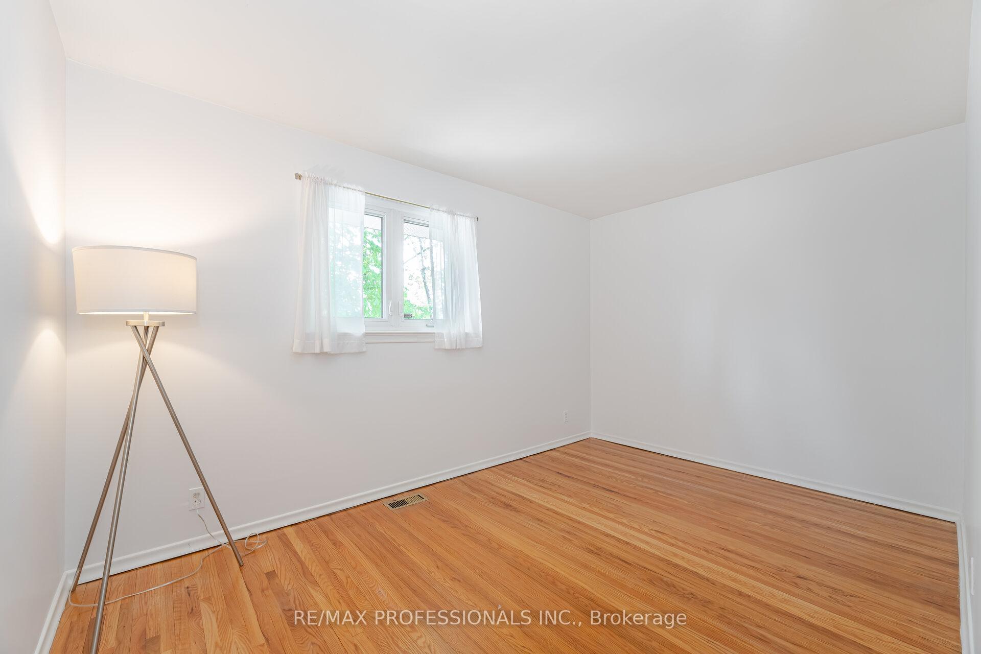 Photo 19 of 36 Templar Drive, Etobicoke, Kingsview Village-The Westway — HOMEH