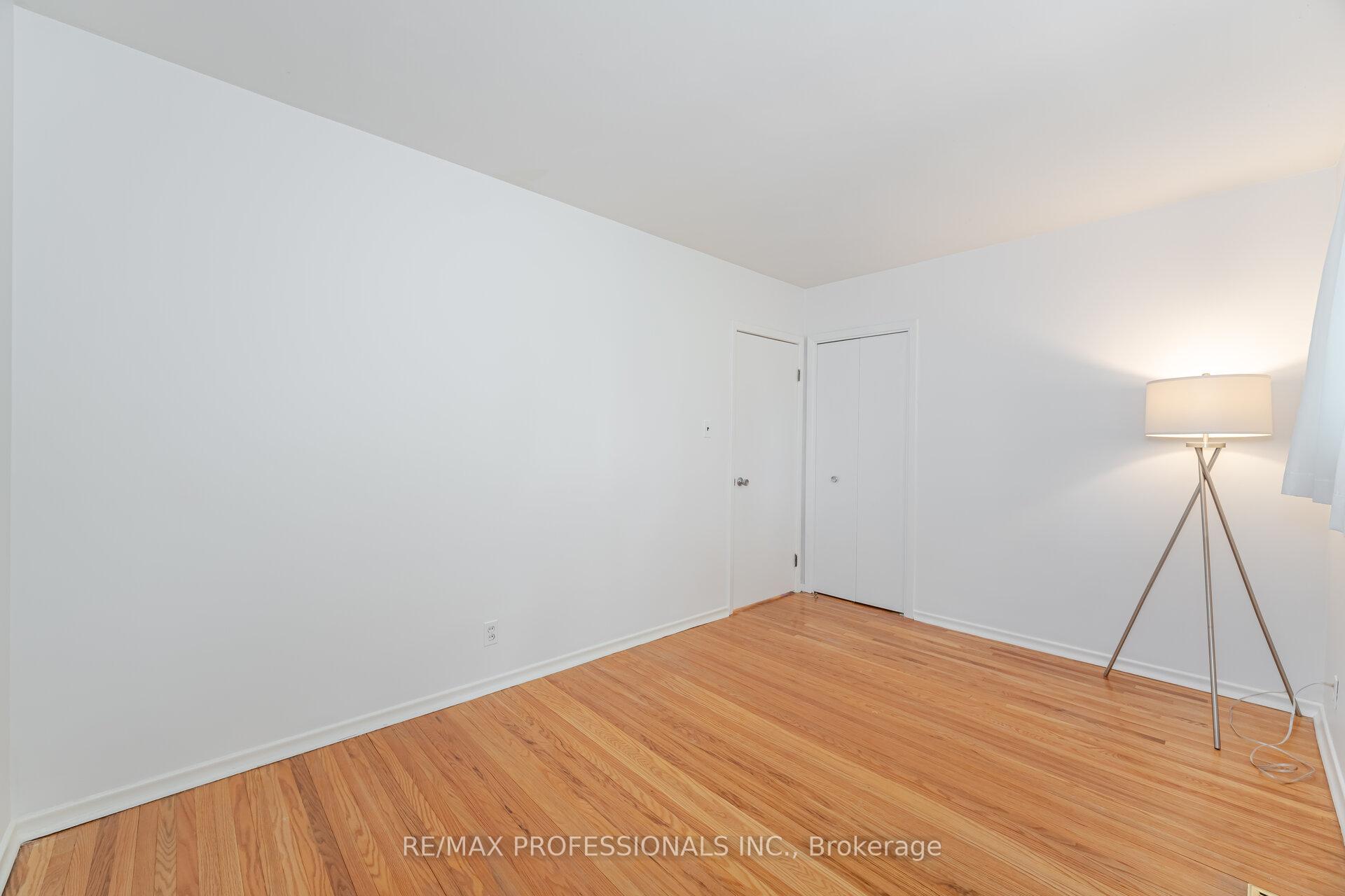Photo 20 of 36 Templar Drive, Etobicoke, Kingsview Village-The Westway — HOMEH