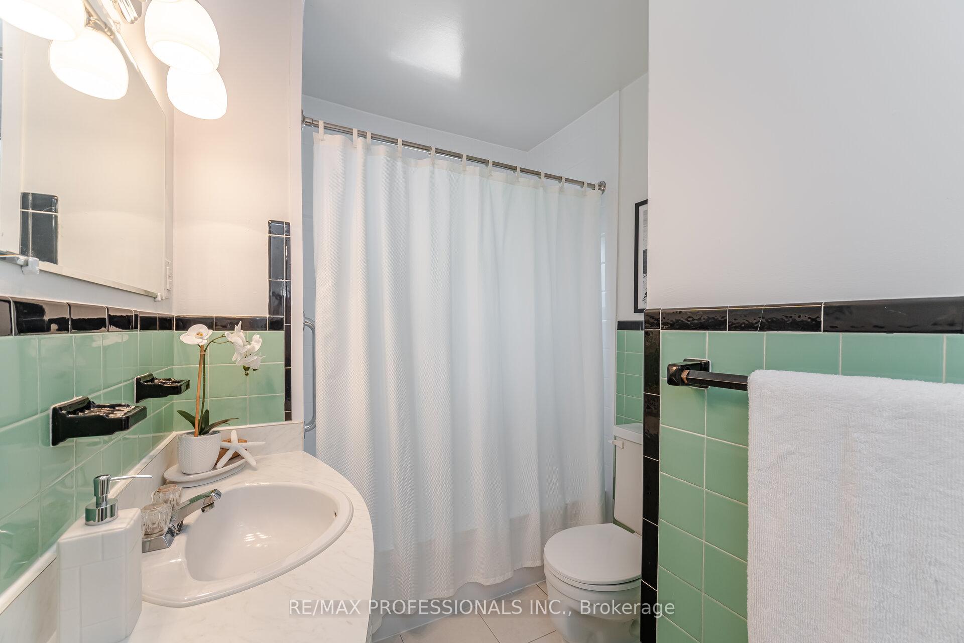 Photo 23 of 36 Templar Drive, Etobicoke, Kingsview Village-The Westway — HOMEH