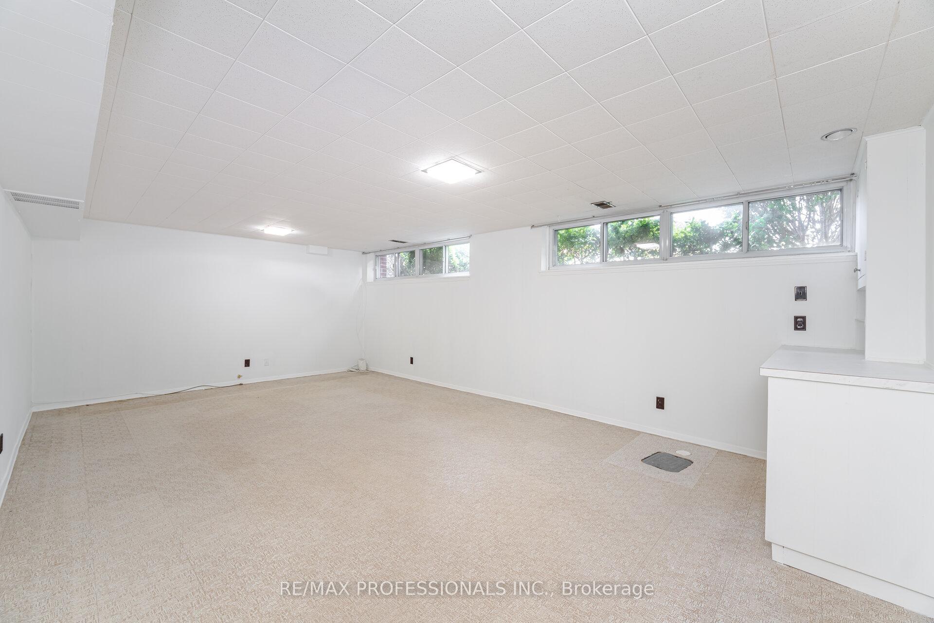 Photo 26 of 36 Templar Drive, Etobicoke, Kingsview Village-The Westway — HOMEH