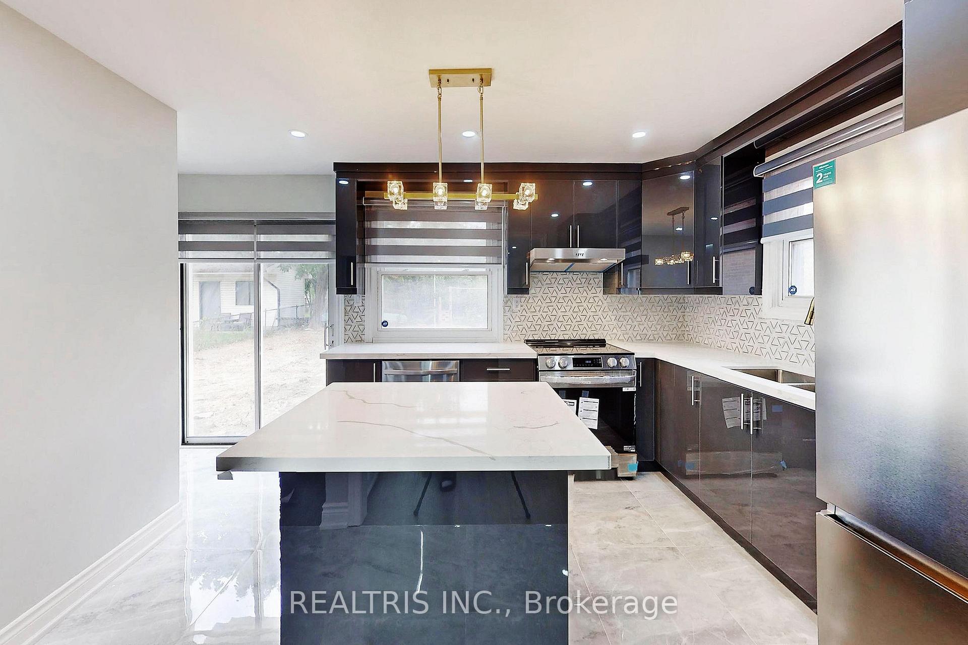 Photo 5 of 36 Tealham Drive, Etobicoke, West Humber-Clairville — HOMEH