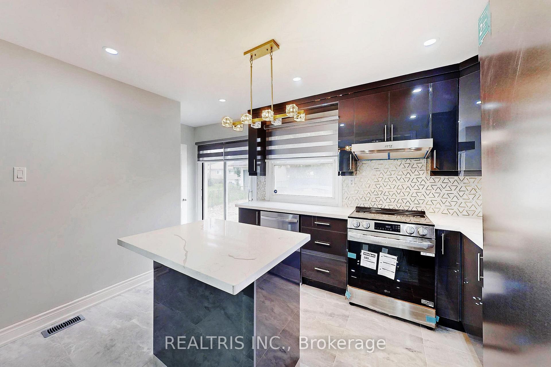 Photo 19 of 36 Tealham Drive, Etobicoke, West Humber-Clairville — HOMEH