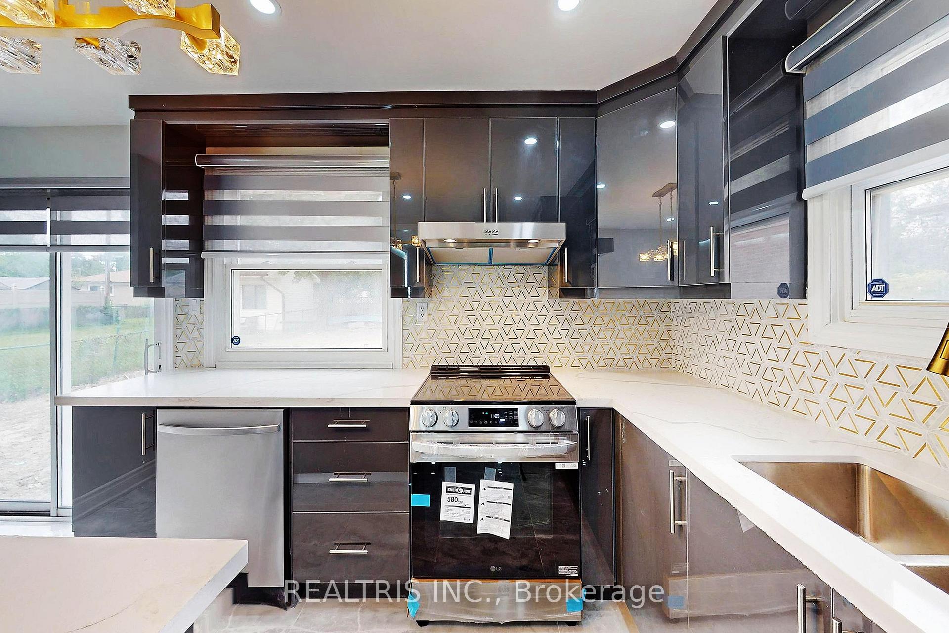 Photo 11 of 36 Tealham Drive, Etobicoke, West Humber-Clairville — HOMEH