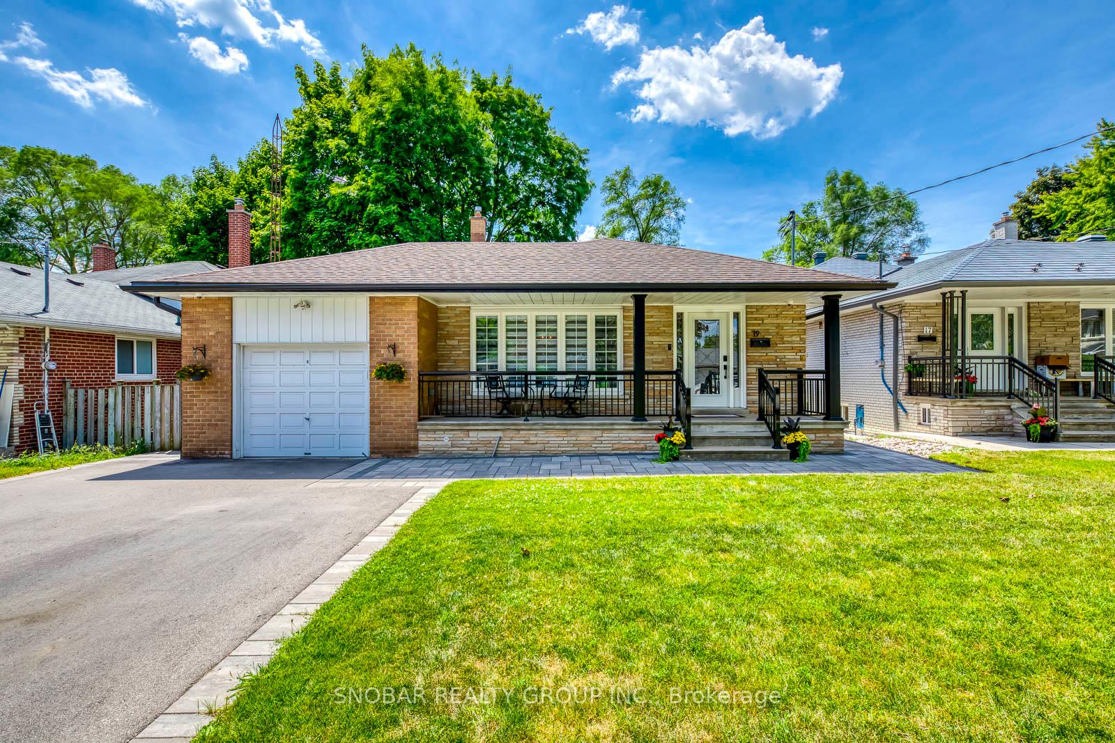 Photo 12 of 19 Forest Path Court, Etobicoke, Thistletown-Beaumonde Heights — HOMEH