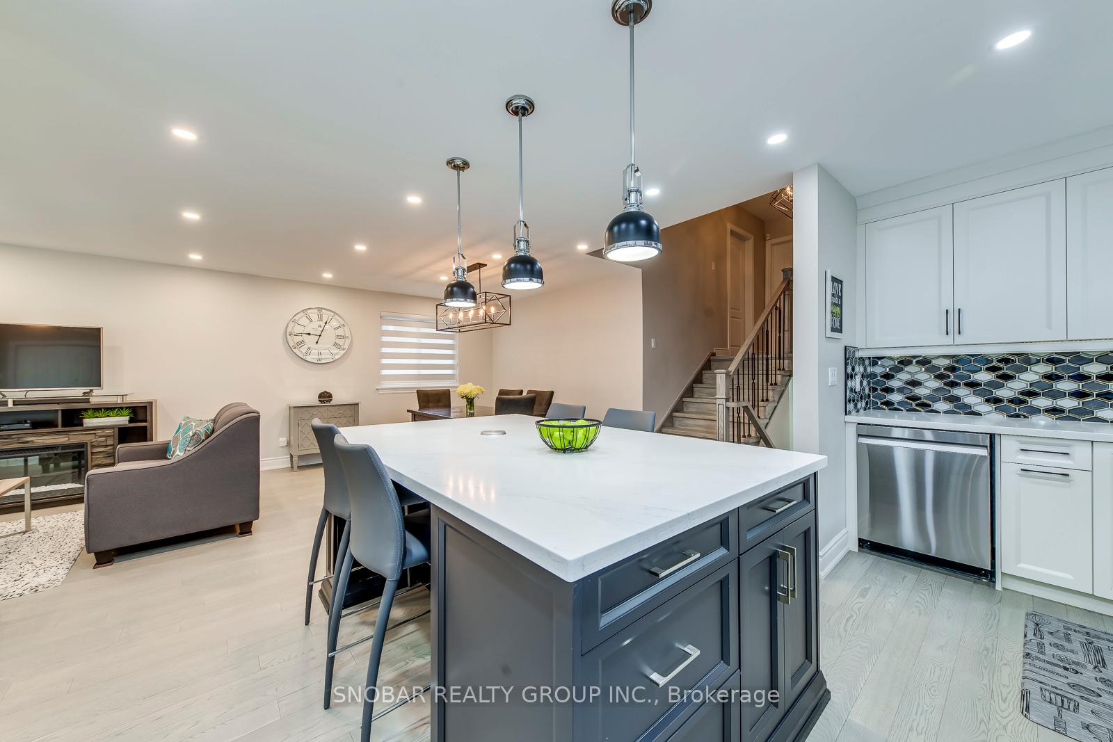 Photo 4 of 19 Forest Path Court, Etobicoke, Thistletown-Beaumonde Heights — HOMEH