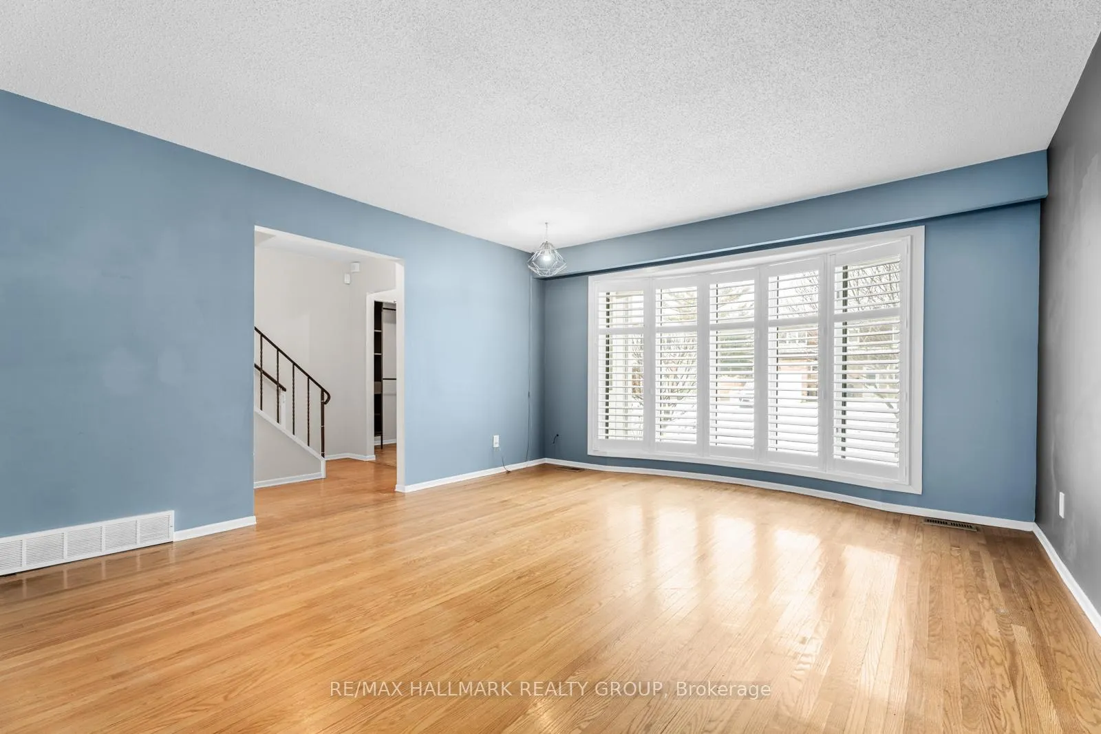 Photo 33 of 47 Woodburn Drive, Ottawa, Blackburn Hamlet — HOMEH