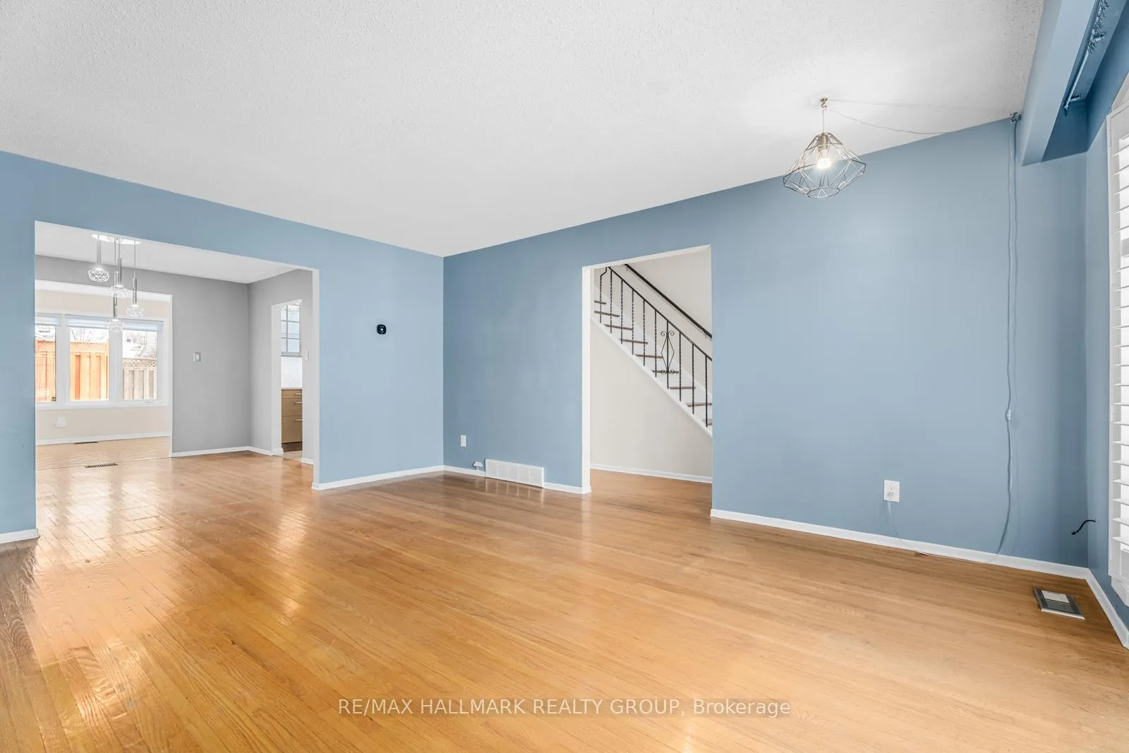 Photo 39 of 47 Woodburn Drive, Ottawa, Blackburn Hamlet — HOMEH