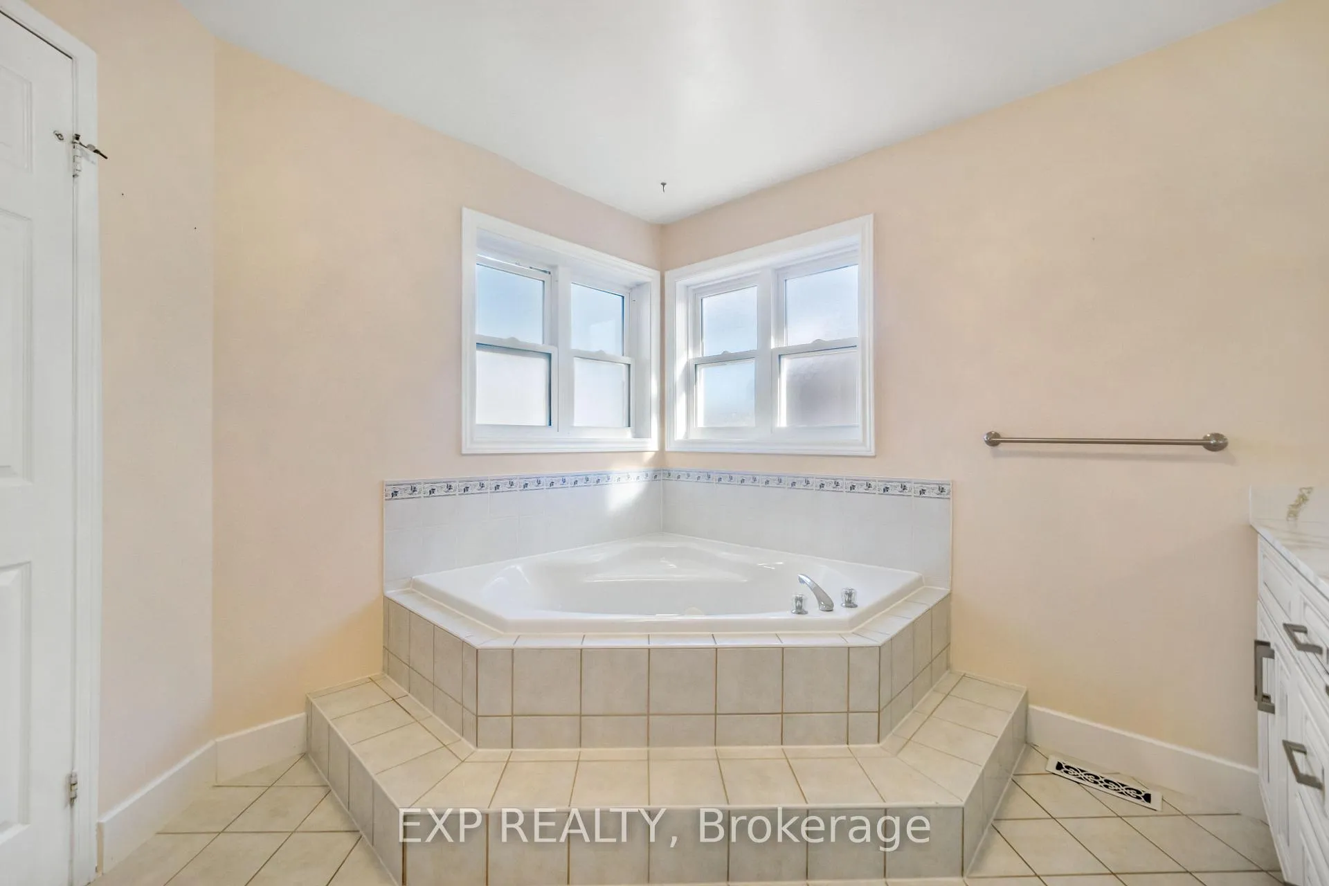 Photo 140 of 8 Kerrison Drive W, Ajax, Central — HOMEH