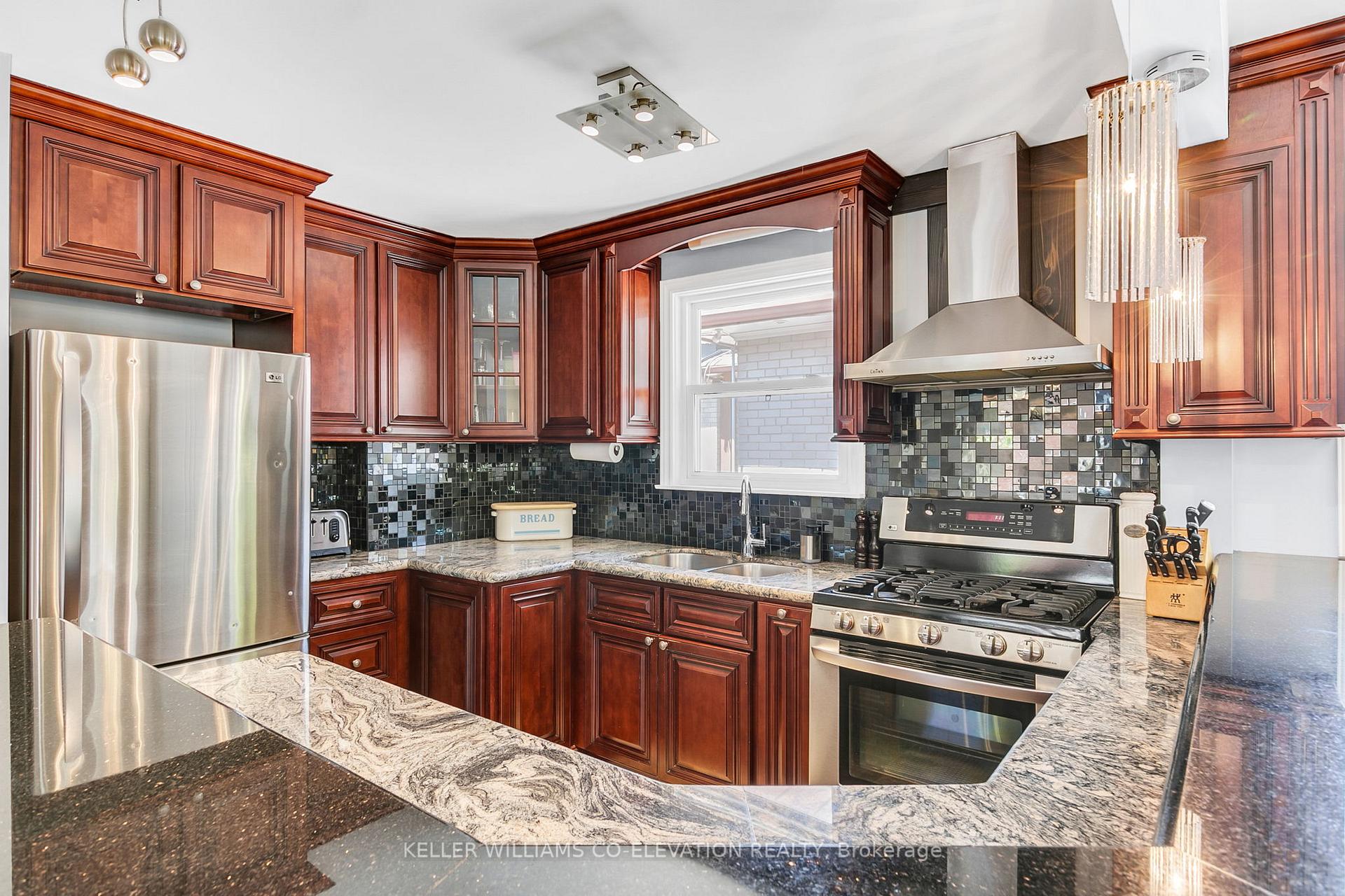 Photo 15 of 122 Sun Row Drive, Etobicoke, Willowridge-Martingrove-Richview — HOMEH