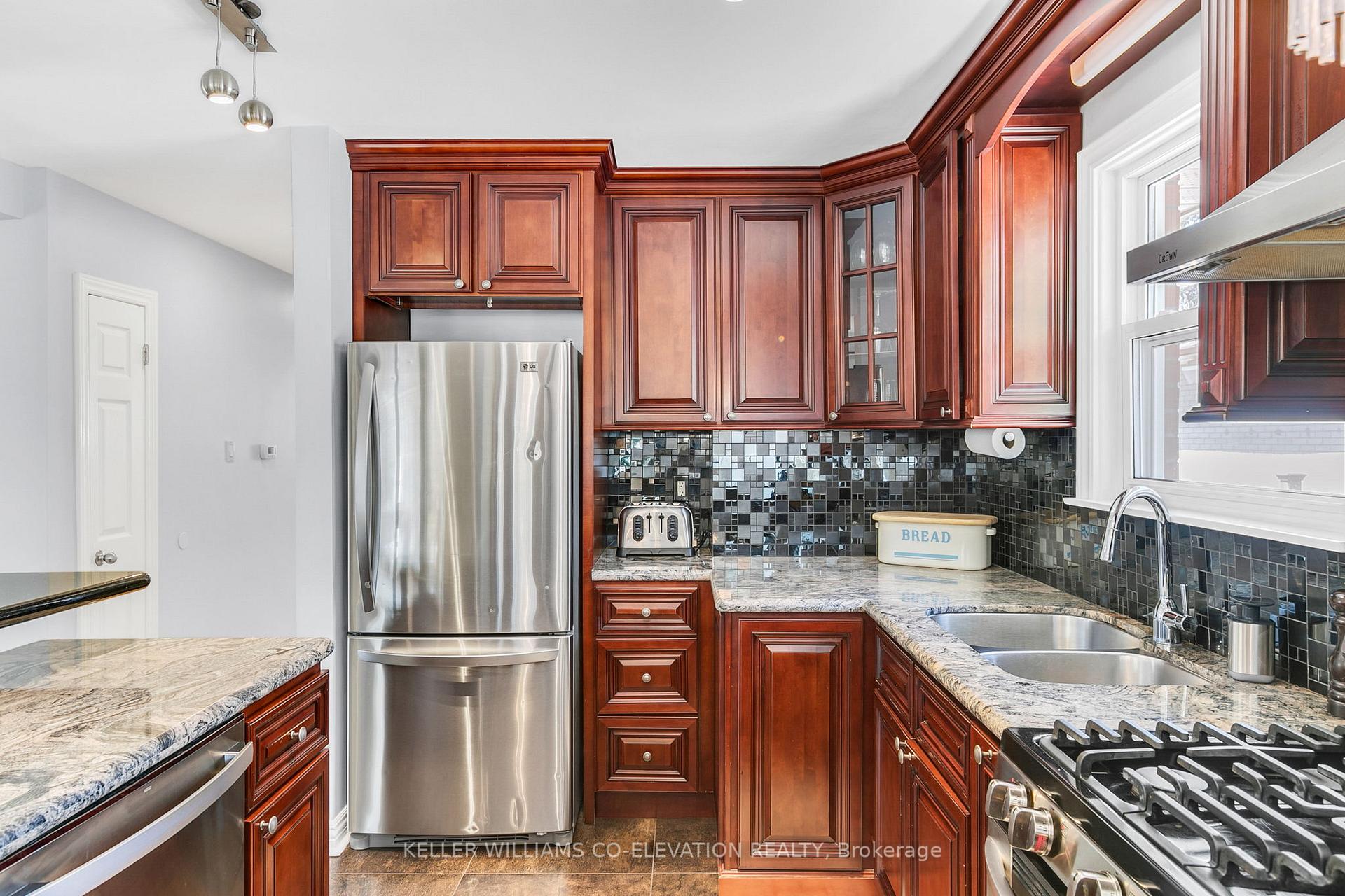 Photo 17 of 122 Sun Row Drive, Etobicoke, Willowridge-Martingrove-Richview — HOMEH