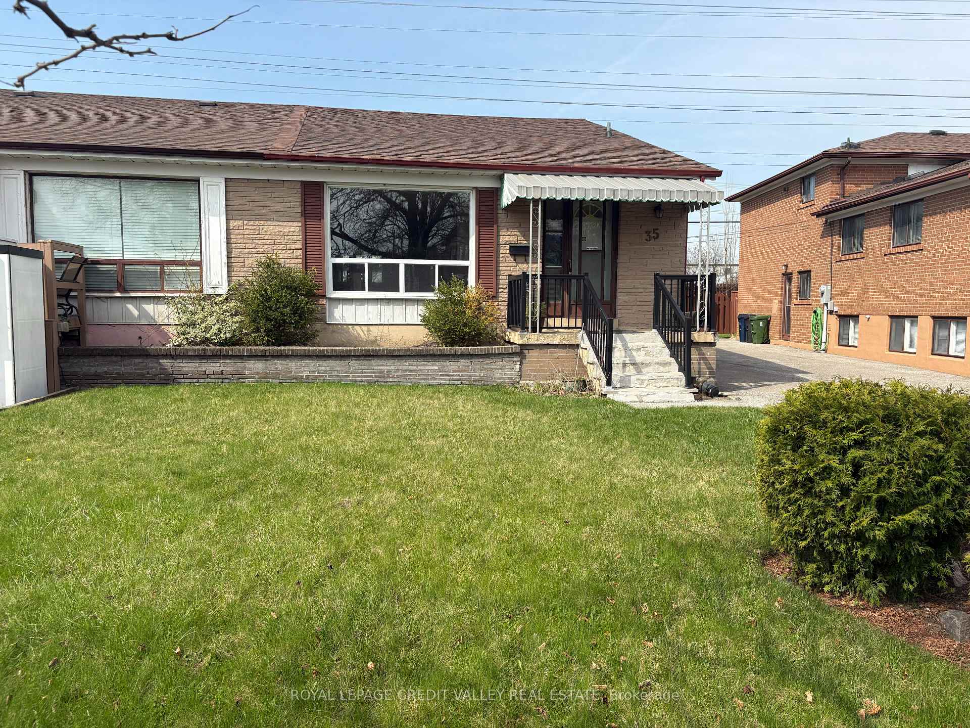 Front of 35 Elmvale Crescent