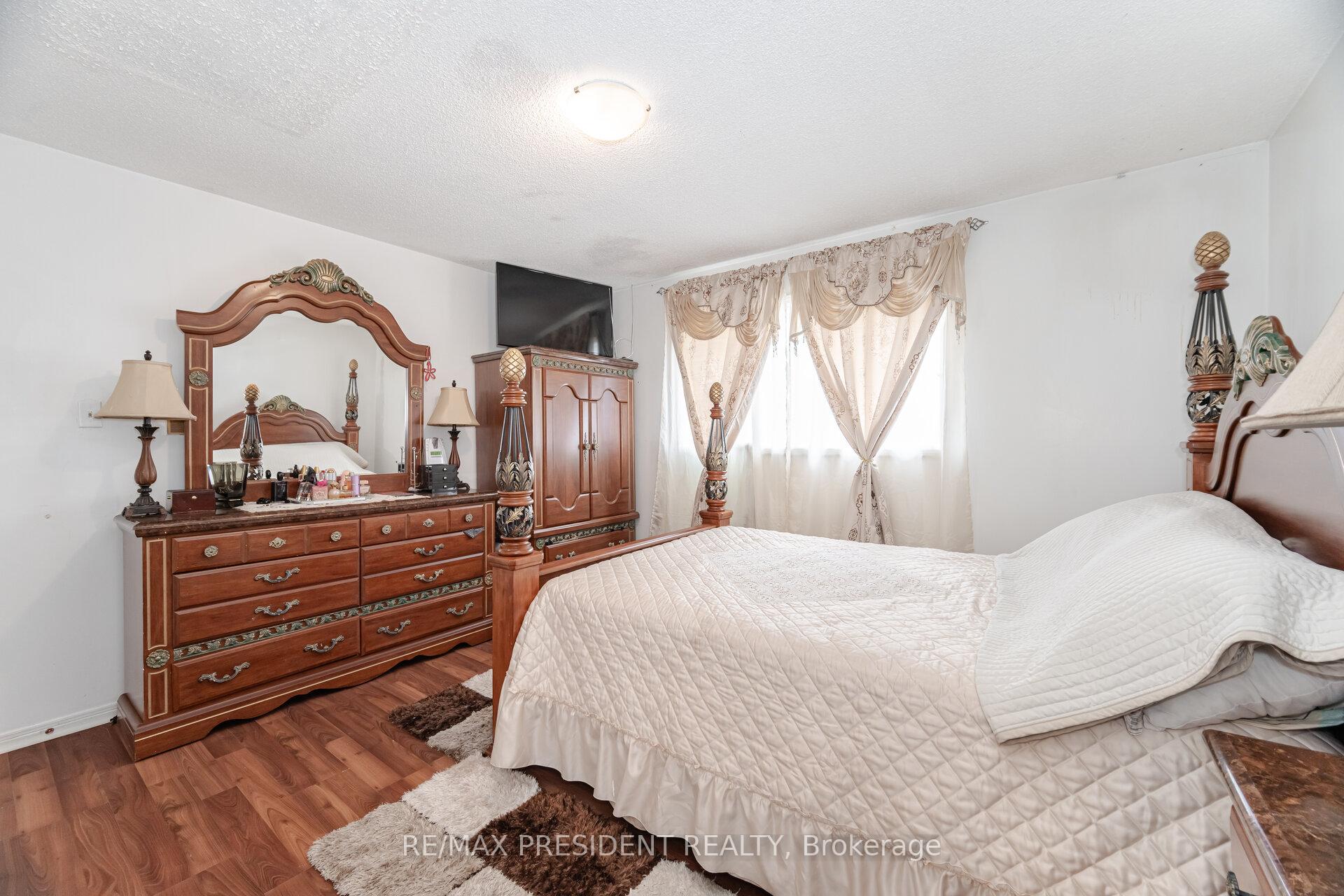 Photo 13 of 66 Gihon Spring Drive, Etobicoke, Mount Olive-Silverstone-Jamestown — HOMEH