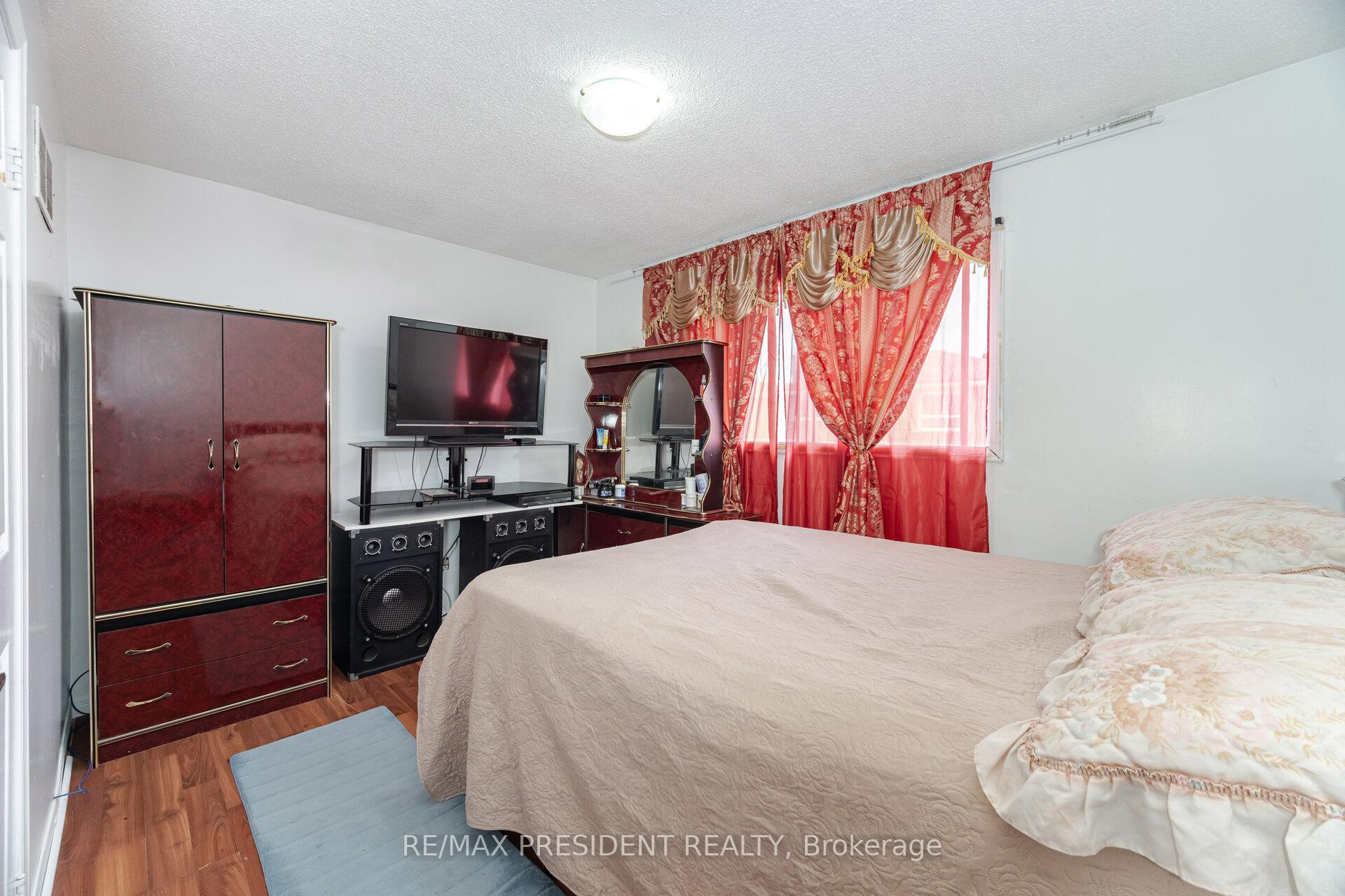 Photo 16 of 66 Gihon Spring Drive, Etobicoke, Mount Olive-Silverstone-Jamestown — HOMEH