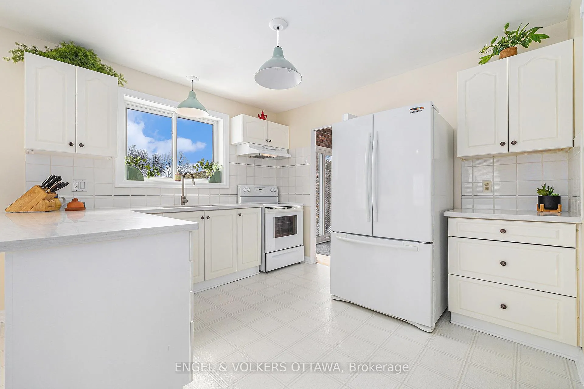 Photo 12 of 12 Woodburn Drive, Ottawa, Blackburn Hamlet — HOMEH